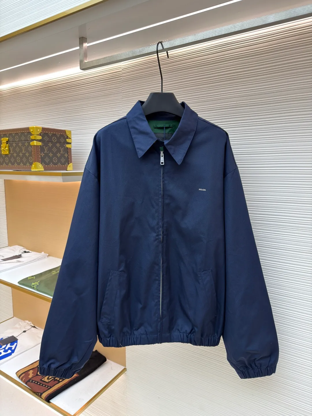 PRADA Embroidered Logo Zipper Executive Jacket ●Original version: Purchased and developed for 19300 ●Item number: 1680844-B60 ●Material: Xinjiang lamb cotton fabric ●Technology: embroidery production ●Type: Fitted version ●Weight: about 790 grams ●Size: 46-48-50-52 ●Description: Made of 32-count cotton yarn, dyed and woven, this cotton material is made of Xinjiang small white cotton, which is dyed 1:1 after the original custom weaving. The same fabric is matched with the same material and is custom-woven and dyed. The fabric took two months to make. The chest embroidery is made using an imported embroidery machine. The effect presents a three-dimensional visual sense, and each letter line is clear. The inner lining is decorated with hyacinths, dates are punched, the bags are opened, etc... The workmanship of the entire garment is close to 30%. The zipper is electroplated in bright white No. 5, with the brand's logo laser-engraved on the surface, and the buttons are made of natural resin. This cotton style features a relaxed style with a soft, lightweight silhouette. The overall wiring is straight and delicate, the fabric is comfortable and soft, and the color is consistent without color difference. It can be matched with the same style to create a fashionable look and control various occasions. Customized accessories, complete with three standards, same style for men and women!
