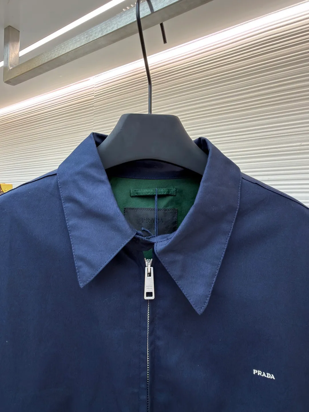 PRADA Embroidered Logo Zipper Executive Jacket ●Original version: Purchased and developed for 19300 ●Item number: 1680844-B60 ●Material: Xinjiang lamb cotton fabric ●Technology: embroidery production ●Type: Fitted version ●Weight: about 790 grams ●Size: 46-48-50-52 ●Description: Made of 32-count cotton yarn, dyed and woven, this cotton material is made of Xinjiang small white cotton, which is dyed 1:1 after the original custom weaving. The same fabric is matched with the same material and is custom-woven and dyed. The fabric took two months to make. The chest embroidery is made using an imported embroidery machine. The effect presents a three-dimensional visual sense, and each letter line is clear. The inner lining is decorated with hyacinths, dates are punched, the bags are opened, etc... The workmanship of the entire garment is close to 30%. The zipper is electroplated in bright white No. 5, with the brand's logo laser-engraved on the surface, and the buttons are made of natural resin. This cotton style features a relaxed style with a soft, lightweight silhouette. The overall wiring is straight and delicate, the fabric is comfortable and soft, and the color is consistent without color difference. It can be matched with the same style to create a fashionable look and control various occasions. Customized accessories, complete with three standards, same style for men and women!