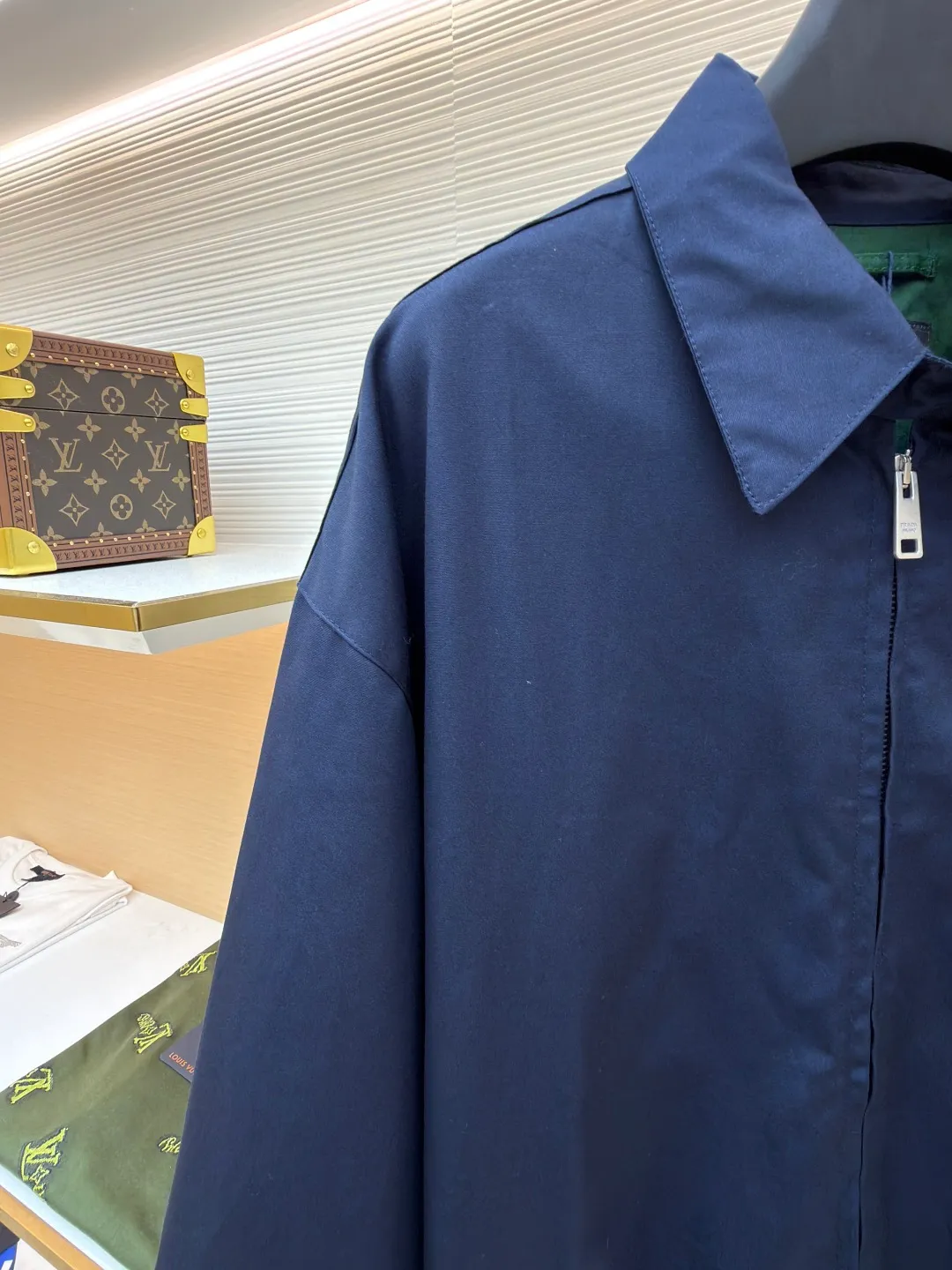 PRADA Embroidered Logo Zipper Executive Jacket ●Original version: Purchased and developed for 19300 ●Item number: 1680844-B60 ●Material: Xinjiang lamb cotton fabric ●Technology: embroidery production ●Type: Fitted version ●Weight: about 790 grams ●Size: 46-48-50-52 ●Description: Made of 32-count cotton yarn, dyed and woven, this cotton material is made of Xinjiang small white cotton, which is dyed 1:1 after the original custom weaving. The same fabric is matched with the same material and is custom-woven and dyed. The fabric took two months to make. The chest embroidery is made using an imported embroidery machine. The effect presents a three-dimensional visual sense, and each letter line is clear. The inner lining is decorated with hyacinths, dates are punched, the bags are opened, etc... The workmanship of the entire garment is close to 30%. The zipper is electroplated in bright white No. 5, with the brand's logo laser-engraved on the surface, and the buttons are made of natural resin. This cotton style features a relaxed style with a soft, lightweight silhouette. The overall wiring is straight and delicate, the fabric is comfortable and soft, and the color is consistent without color difference. It can be matched with the same style to create a fashionable look and control various occasions. Customized accessories, complete with three standards, same style for men and women!