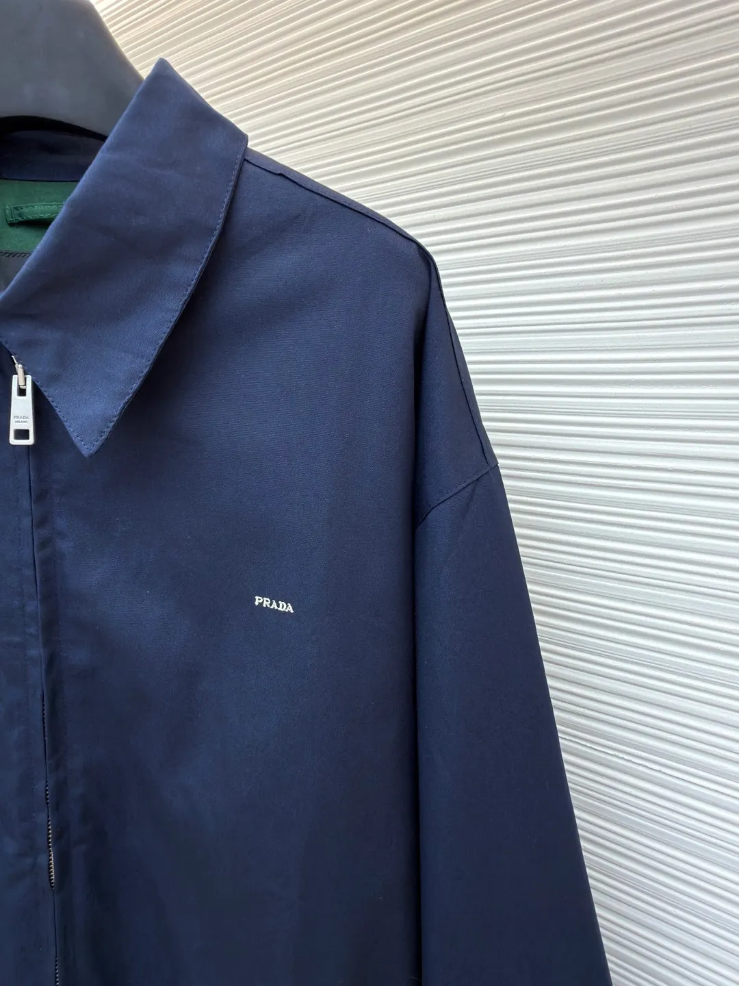 PRADA Embroidered Logo Zipper Executive Jacket ●Original version: Purchased and developed for 19300 ●Item number: 1680844-B60 ●Material: Xinjiang lamb cotton fabric ●Technology: embroidery production ●Type: Fitted version ●Weight: about 790 grams ●Size: 46-48-50-52 ●Description: Made of 32-count cotton yarn, dyed and woven, this cotton material is made of Xinjiang small white cotton, which is dyed 1:1 after the original custom weaving. The same fabric is matched with the same material and is custom-woven and dyed. The fabric took two months to make. The chest embroidery is made using an imported embroidery machine. The effect presents a three-dimensional visual sense, and each letter line is clear. The inner lining is decorated with hyacinths, dates are punched, the bags are opened, etc... The workmanship of the entire garment is close to 30%. The zipper is electroplated in bright white No. 5, with the brand's logo laser-engraved on the surface, and the buttons are made of natural resin. This cotton style features a relaxed style with a soft, lightweight silhouette. The overall wiring is straight and delicate, the fabric is comfortable and soft, and the color is consistent without color difference. It can be matched with the same style to create a fashionable look and control various occasions. Customized accessories, complete with three standards, same style for men and women!
