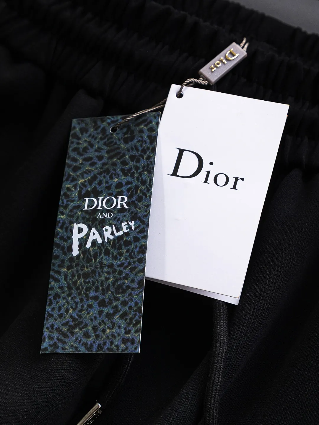 🅿️210 Dior CD micro wide version S-XL CD 25SS New product official website for sale at the same time Simple CD letter shorts on the front 🪡 Embroidered logo pattern Back pocket As the leader in the luxury world, the D family is well-deserved. The first thing that catches the eye is the loose and comfortable black and white solid color version of the piece we are going to talk about today~ Ribbed shorts have become the best modification of its version, and the D family has the upper and lower body LOGOs listed on the chest, and the unique letter logo patch embroidery design highlights the texture! The most traditional modification method combined with the simplest color scale contrast forms the strongest and direct contrast, and this is often the most concise and clear minimalist modification method~~A nostalgic classic atmosphere also spreads in this work inadvertently! ! Featuring a distinctive 47 logo patch embroidery on the front, a unique tribute to Dior's historic year! Coupled with the blessing of cotton material, both the upper body comfort and the existence are unparalleled. It can be said to be a must-have companion in summer. The excellent breathability and comfortable wearing feeling are unparalleled~ Recommended! ! Color: Black White Two-tone Size: S-XL Size chart: S: Seat circumference 58-Waist circumference 54-Pant length 43.5 M: Seat circumference 60-Waist circumference 56.5-Pant length 45 L: Seat circumference 62-Waist circumference 59-Pant length 46.5 XL: Seat circumference 64-Waist circumference 61.5-Pant length 48