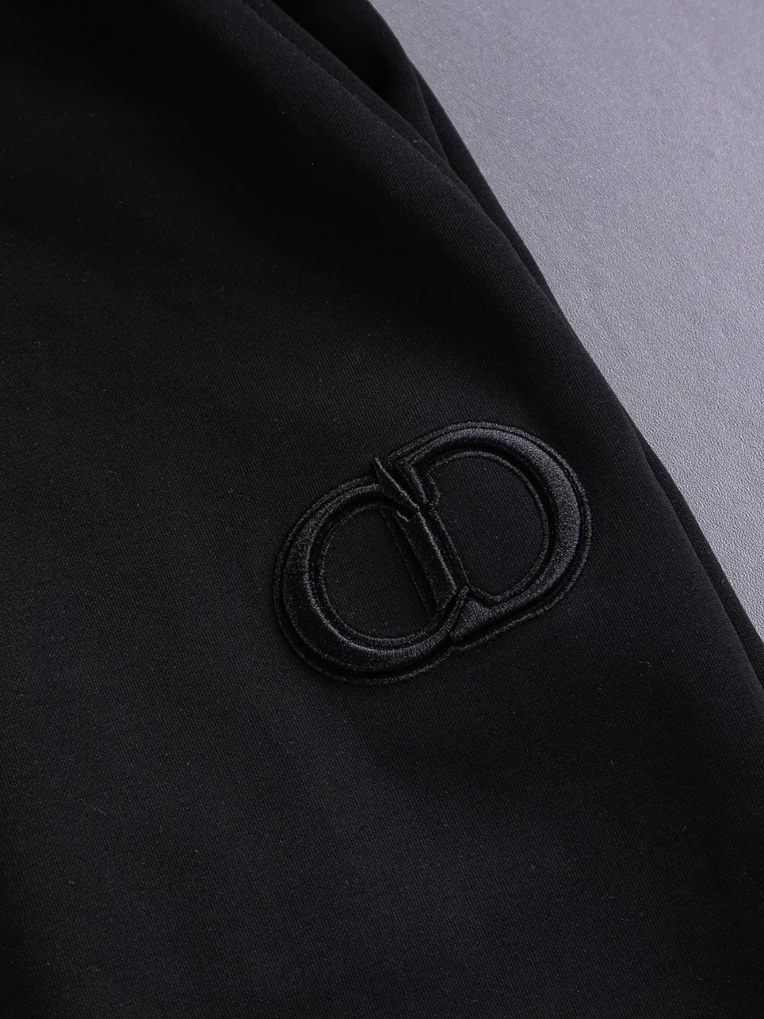 🅿️210 Dior CD micro wide version S-XL CD 25SS New product official website for sale at the same time Simple CD letter shorts on the front 🪡 Embroidered logo pattern Back pocket As the leader in the luxury world, the D family is well-deserved. The first thing that catches the eye is the loose and comfortable black and white solid color version of the piece we are going to talk about today~ Ribbed shorts have become the best modification of its version, and the D family has the upper and lower body LOGOs listed on the chest, and the unique letter logo patch embroidery design highlights the texture! The most traditional modification method combined with the simplest color scale contrast forms the strongest and direct contrast, and this is often the most concise and clear minimalist modification method~~A nostalgic classic atmosphere also spreads in this work inadvertently! ! Featuring a distinctive 47 logo patch embroidery on the front, a unique tribute to Dior's historic year! Coupled with the blessing of cotton material, both the upper body comfort and the existence are unparalleled. It can be said to be a must-have companion in summer. The excellent breathability and comfortable wearing feeling are unparalleled~ Recommended! ! Color: Black White Two-tone Size: S-XL Size chart: S: Seat circumference 58-Waist circumference 54-Pant length 43.5 M: Seat circumference 60-Waist circumference 56.5-Pant length 45 L: Seat circumference 62-Waist circumference 59-Pant length 46.5 XL: Seat circumference 64-Waist circumference 61.5-Pant length 48