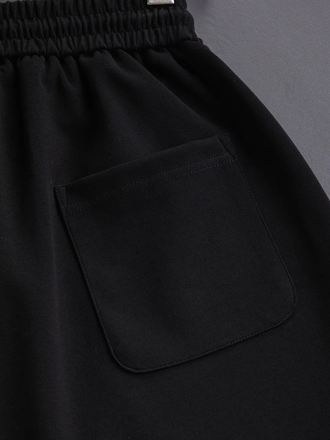 🅿️210 Dior CD micro wide version S-XL CD 25SS New product official website for sale at the same time Simple CD letter shorts on the front 🪡 Embroidered logo pattern Back pocket As the leader in the luxury world, the D family is well-deserved. The first thing that catches the eye is the loose and comfortable black and white solid color version of the piece we are going to talk about today~ Ribbed shorts have become the best modification of its version, and the D family has the upper and lower body LOGOs listed on the chest, and the unique letter logo patch embroidery design highlights the texture! The most traditional modification method combined with the simplest color scale contrast forms the strongest and direct contrast, and this is often the most concise and clear minimalist modification method~~A nostalgic classic atmosphere also spreads in this work inadvertently! ! Featuring a distinctive 47 logo patch embroidery on the front, a unique tribute to Dior's historic year! Coupled with the blessing of cotton material, both the upper body comfort and the existence are unparalleled. It can be said to be a must-have companion in summer. The excellent breathability and comfortable wearing feeling are unparalleled~ Recommended! ! Color: Black White Two-tone Size: S-XL Size chart: S: Seat circumference 58-Waist circumference 54-Pant length 43.5 M: Seat circumference 60-Waist circumference 56.5-Pant length 45 L: Seat circumference 62-Waist circumference 59-Pant length 46.5 XL: Seat circumference 64-Waist circumference 61.5-Pant length 48