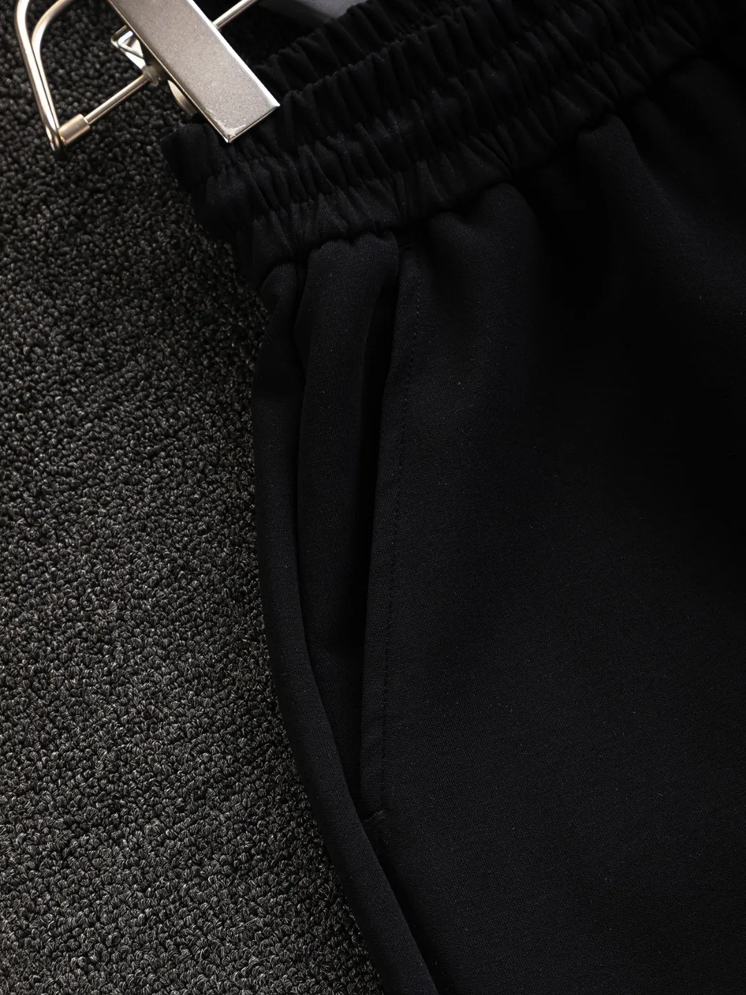 🅿️210 Dior CD micro wide version S-XL CD 25SS New product official website for sale at the same time Simple CD letter shorts on the front 🪡 Embroidered logo pattern Back pocket As the leader in the luxury world, the D family is well-deserved. The first thing that catches the eye is the loose and comfortable black and white solid color version of the piece we are going to talk about today~ Ribbed shorts have become the best modification of its version, and the D family has the upper and lower body LOGOs listed on the chest, and the unique letter logo patch embroidery design highlights the texture! The most traditional modification method combined with the simplest color scale contrast forms the strongest and direct contrast, and this is often the most concise and clear minimalist modification method~~A nostalgic classic atmosphere also spreads in this work inadvertently! ! Featuring a distinctive 47 logo patch embroidery on the front, a unique tribute to Dior's historic year! Coupled with the blessing of cotton material, both the upper body comfort and the existence are unparalleled. It can be said to be a must-have companion in summer. The excellent breathability and comfortable wearing feeling are unparalleled~ Recommended! ! Color: Black White Two-tone Size: S-XL Size chart: S: Seat circumference 58-Waist circumference 54-Pant length 43.5 M: Seat circumference 60-Waist circumference 56.5-Pant length 45 L: Seat circumference 62-Waist circumference 59-Pant length 46.5 XL: Seat circumference 64-Waist circumference 61.5-Pant length 48