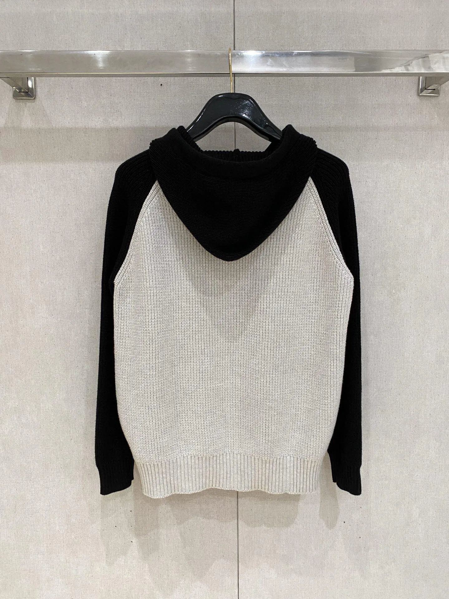 🅿️540 【DIOR】Autumn and winter classic cardigan sweater, in full condition! ! ! Wool blended fabric, the latest model in 2025, golden ratio! ! Slim-fitting soft gold, versatile and practical item, the combination and practicality are extremely powerful, simple and elegant, and classy! To create your own style, it is highly recommended to buy it in two colors. The standard slim fit tailoring process is suitable for both young and old men. It is knitted from wool and will not cause any discomfort! While keeping warm, it is stylish, textured and wearable, and the classic logo with contrasting colors on the chest feels in place! ! Recommended for regular customers! ! Size M-3XL (maximum wear: 190 pounds)