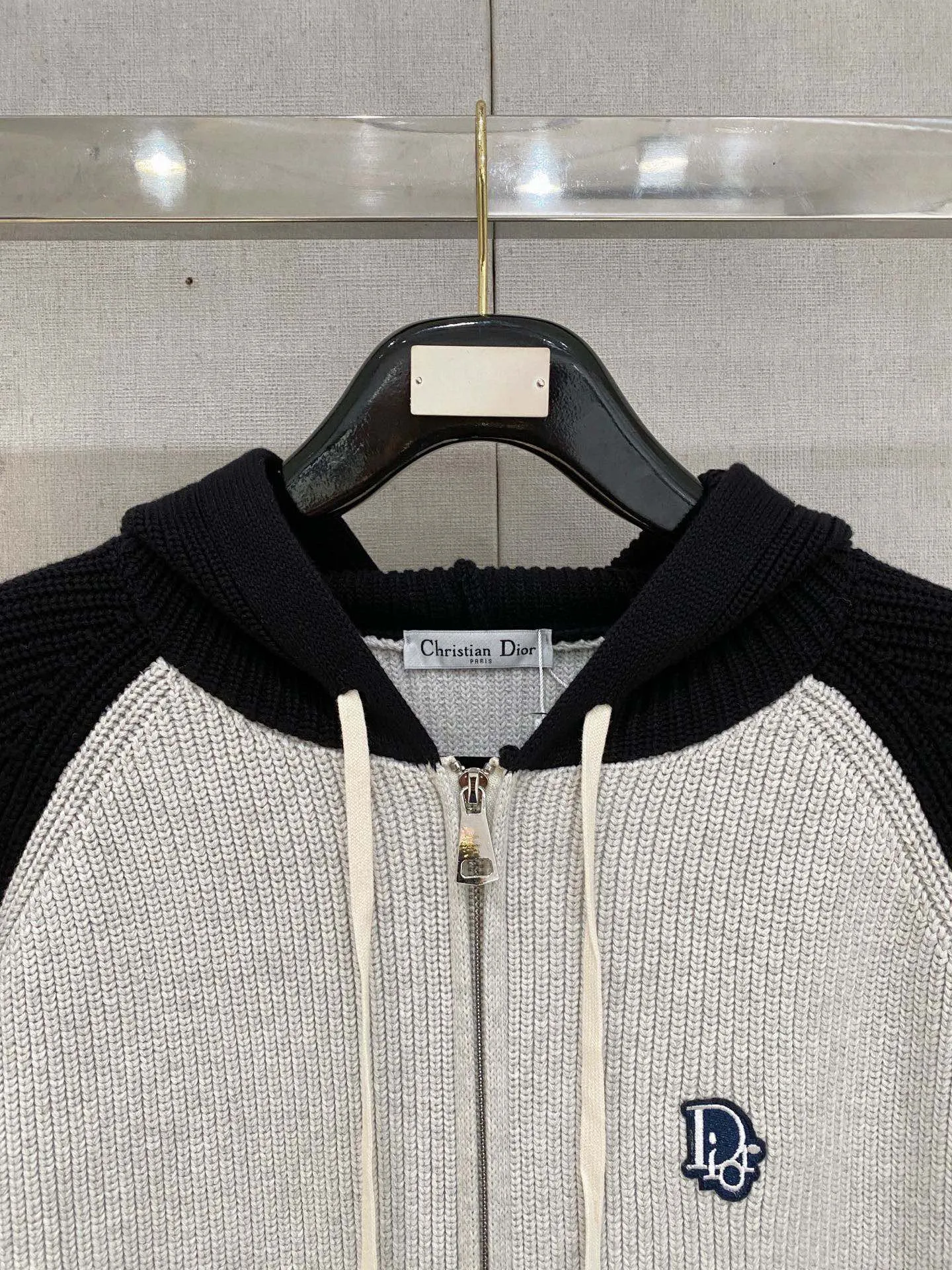 🅿️540 【DIOR】Autumn and winter classic cardigan sweater, in full condition! ! ! Wool blended fabric, the latest model in 2025, golden ratio! ! Slim-fitting soft gold, versatile and practical item, the combination and practicality are extremely powerful, simple and elegant, and classy! To create your own style, it is highly recommended to buy it in two colors. The standard slim fit tailoring process is suitable for both young and old men. It is knitted from wool and will not cause any discomfort! While keeping warm, it is stylish, textured and wearable, and the classic logo with contrasting colors on the chest feels in place! ! Recommended for regular customers! ! Size M-3XL (maximum wear: 190 pounds)