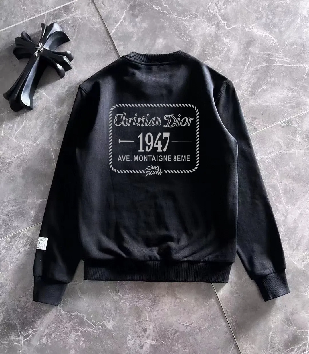🅿️220 brand [DIOR Dior] (good news for fat people) 2025ss autumn latest long-sleeved round-neck sweatshirt, on sale simultaneously on the official website. Refreshing and breathable. Made of top Tencel Roman. Comfortable and soft. 3D three-dimensional clarity. Super fashion sense. Great for gifting and keeping for yourself. Size: M-5XL (can wear up to 220 pounds)