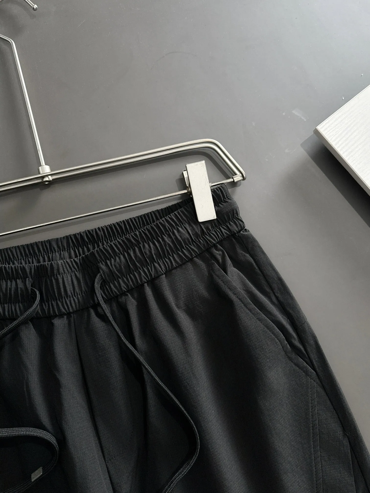 🅿️380 next day shipping Dior 2025 spring and summer new elastic band casual pants, thin counter custom fabrics, high breathability and comfort, impeccable details, brand element design concept, reflecting high quality. It feels delicate and soft! It presents a casual cut and the upper body shape is great! Size: M-4XL