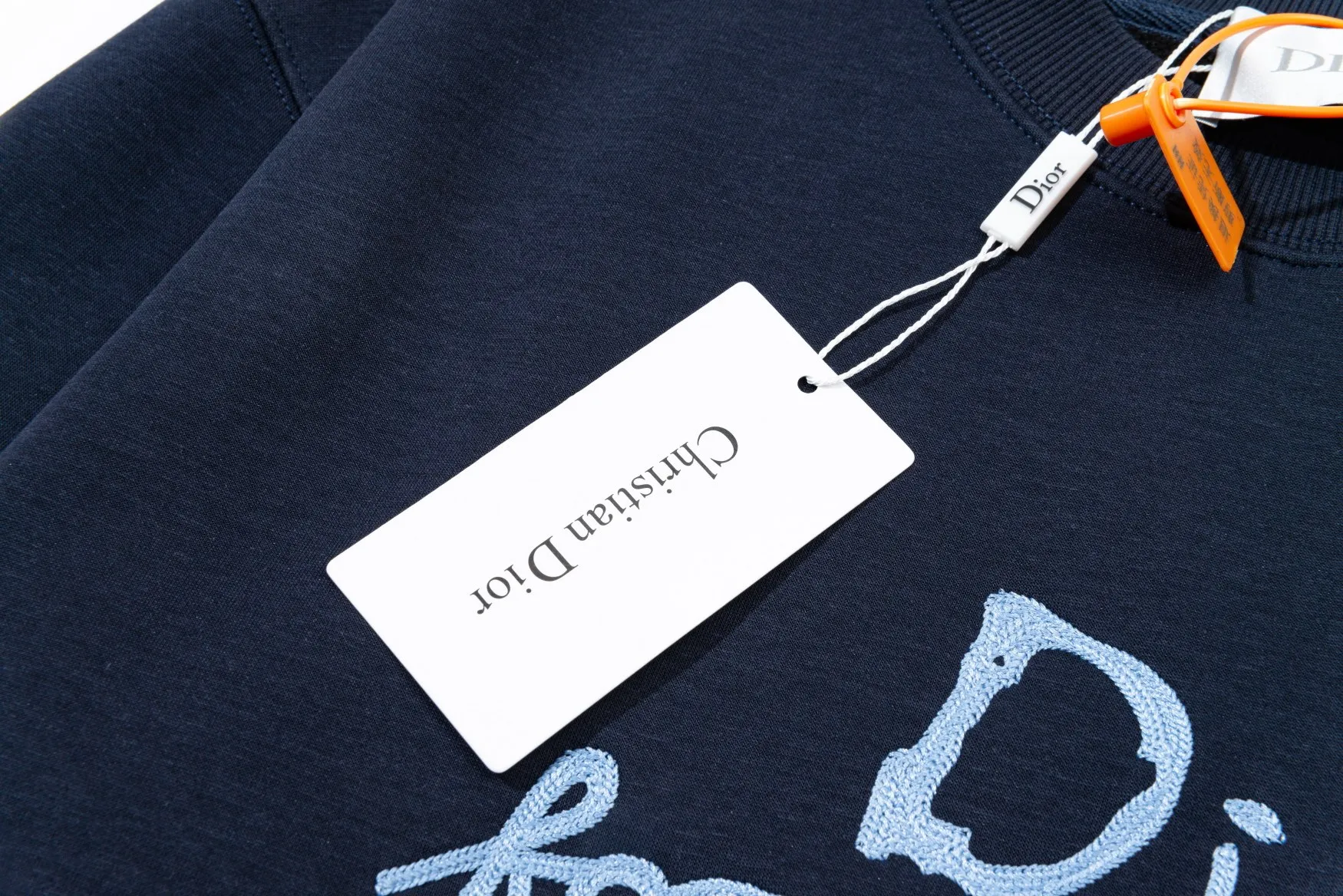 🅿️290 Dior DIOR's new embroidered round neck sweatshirt, the fabric is comfortable and soft. Composite Austrian velvet. High quality 🔥 Logo letters on the front are embroidered with high craftsmanship, and the ribs are specially customized to restore the trend brought by special craftsmanship. Customized dyeing, complete with three standards. Non-market ordinary version. Compare at will. Quality is absolutely guaranteed. Same style for men and women. Color: Black White Navy Code Number: S M L XL [Style No. A3352]
