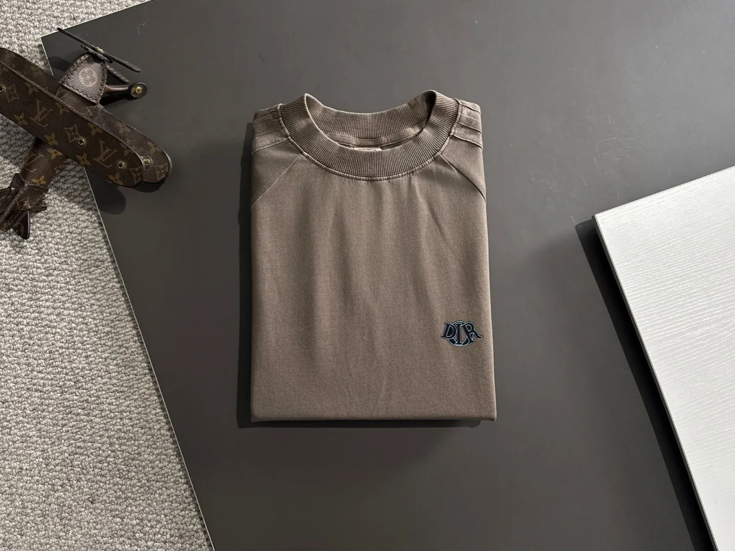 🅿️270 shipped next day. High quality DIOR Dior 2025 spring and summer new men's batik washed short-sleeved T-shirt. Made of combed heavy weight washed double yarn fabric. The high-strength fabric feels full of weight when weighed. The upper body is also more textured than ordinary T-shirts and is not easy to deform. This texture can cope with the weather. It is sweat-absorbent and breathable, suitable for both hot and cold! Perfectly produced with reference to the original stitch and stitch! Loose fit design, looks noble. Sizes: S to XXL