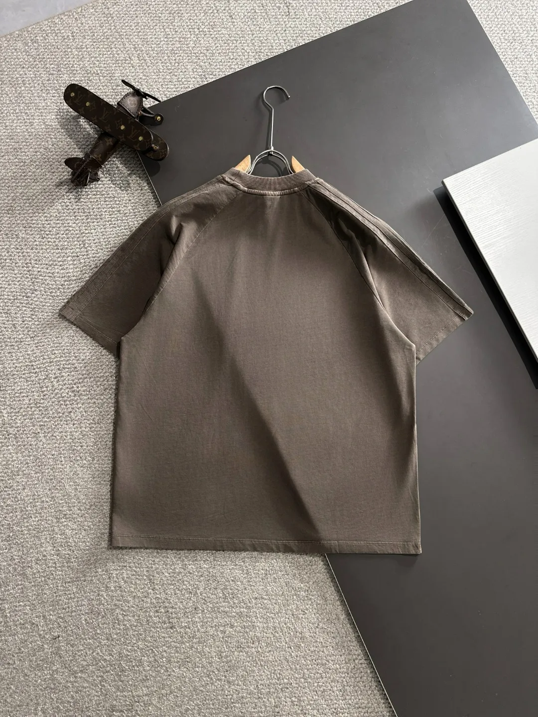 🅿️270 shipped next day. High quality DIOR Dior 2025 spring and summer new men's batik washed short-sleeved T-shirt. Made of combed heavy weight washed double yarn fabric. The high-strength fabric feels full of weight when weighed. The upper body is also more textured than ordinary T-shirts and is not easy to deform. This texture can cope with the weather. It is sweat-absorbent and breathable, suitable for both hot and cold! Perfectly produced with reference to the original stitch and stitch! Loose fit design, looks noble. Sizes: S to XXL