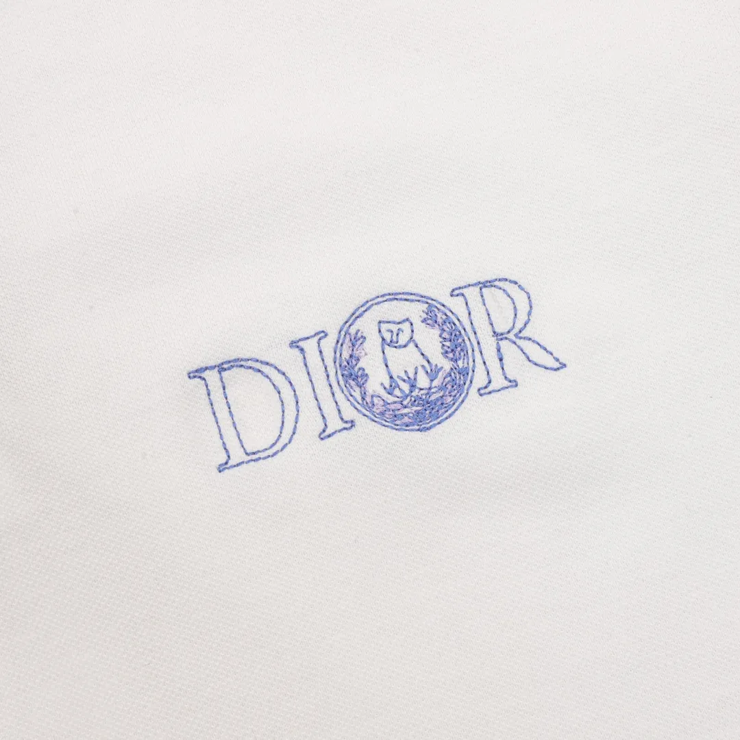 🅿️270 DIOR/Dior cat pattern Polo short sleeves are made of cotton pique mesh fabric, customized material 260g long-staple cotton. The collar is made of a double-system jacquard flat knitting machine, which is elastic and does not deform. All clothes are bound with original cloth. Double-layered mask on the front chest, no open lines or gaps. Cuffs, bottom of front chest, shoulder seams covered with bones. All restored to the original version. No goods will be produced without the original version. Size：XS-L