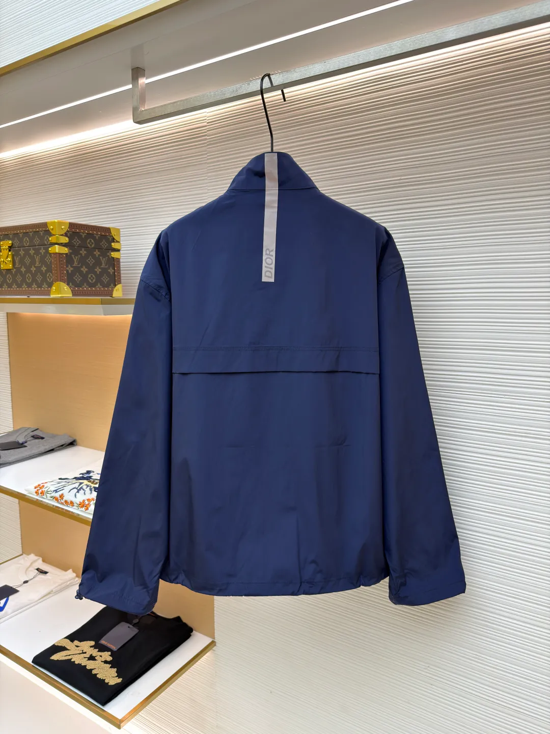 Dior Diamond logo zipper jacket ●Original version: Purchased and developed for 15500 ●Item number: 1681155-B20 ●Fabric: Intelligent functional technical silk fabric ●Technology: Fabric washing and production ●Color: Navy blue ●Version: Fitted version ●Weight: about 315 grams ●Size: 50-52-54-56 ●Description: Customized intelligent functional technical silk, light and tough, smooth drape, comfortable and skin-friendly With a touch of deep blue, it is calm and connotative, setting a versatile tone. The Dior Diamond logo on the front is presented in a simple and delicate form, which complements the eye-catching Dior logo on the back. When the light falls, it instantly blooms brightly. The stand-up collar design cleverly modifies the neck line, showing crispness and wine-freeness. It is dynamic and elegant. It interprets a new realm of sports aesthetics with a pioneering attitude. Infrared positioning heat transfer process. Infrared alignment CD Diamond position is more precise. Processed with heat transfer printing materials, strong and lasting, with a template machine to open the bag. The preset template guides the position, shape and size of the bag. The accuracy ensures the quality of the bag opening effect. The fabrics are washed and have a better hand feel. Not easy to deform, not easy to shrink, not easy to fade, and maintain long-term beauty. The overall wiring is straight and delicate, the fabric is comfortable and soft, and the color is consistent without color difference. It can be matched with the same style to create a fashionable look and control various occasions. Customized accessories, complete with three standards, same style for men and women!