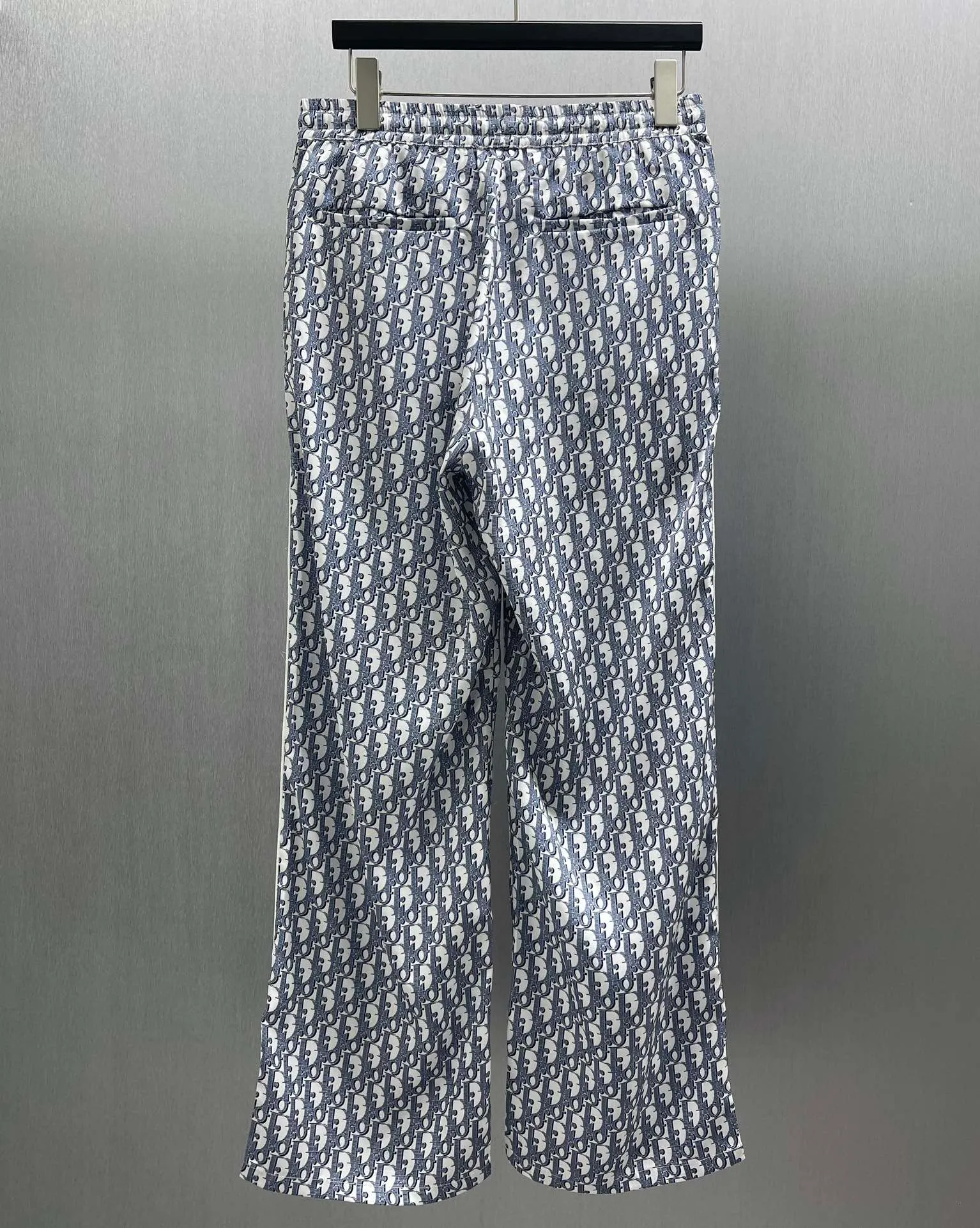 🅿️430 🧧CD Allover Printed Presbyopic Pajama Pants Size: S-XL These pajamas feature the brand’s classic Oblique print all over. Crafted from white and blue mulberry silk twill, it features an elasticated drawstring waistband, side slit pockets and rear welt pockets.