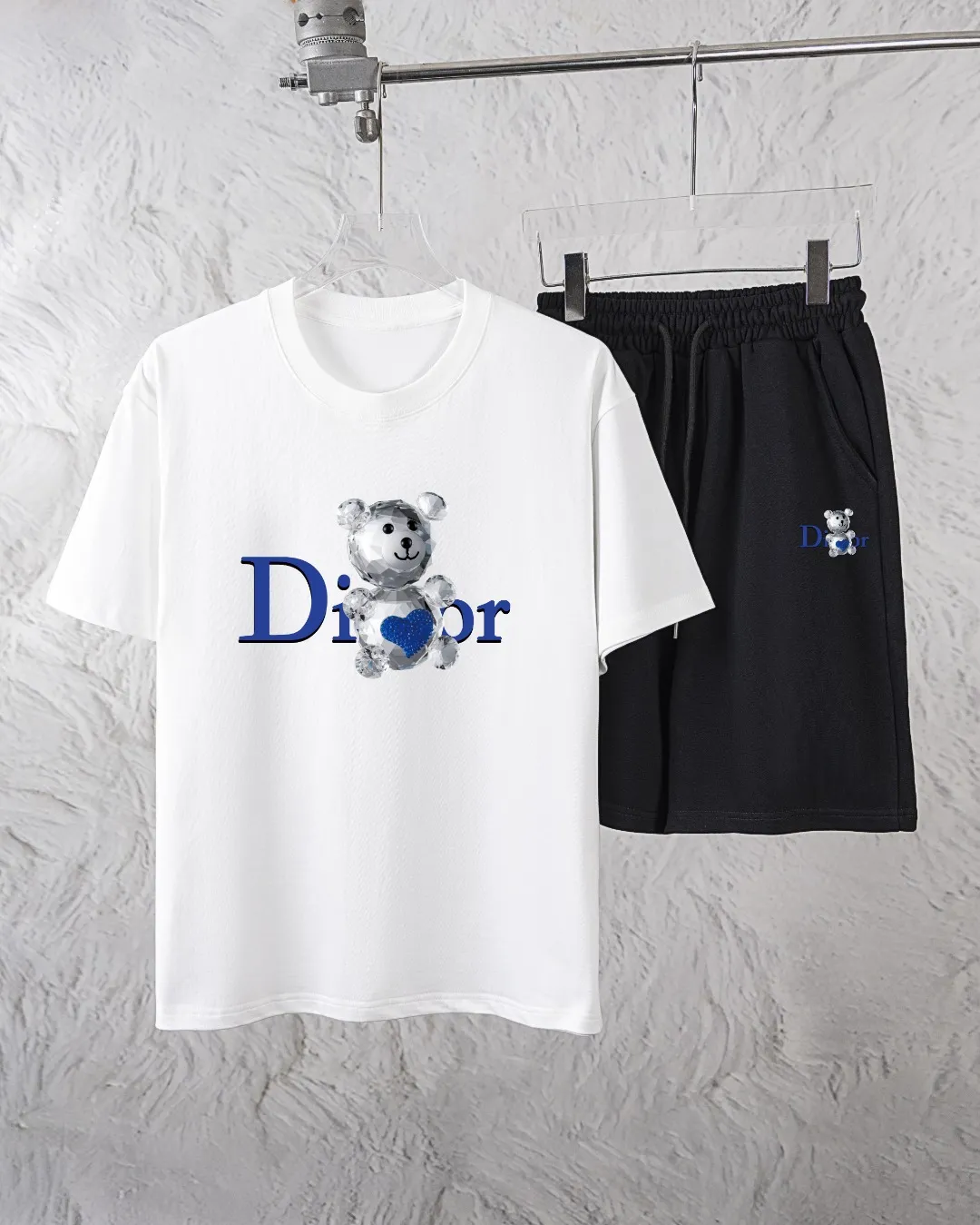 🅿️300 Dior Exclusively supplies the new trendy men’s fashionable round neck short-sleeved shorts suit, trendy and fashionable casual short-sleeved suit! It has high breathability and comfort, impeccable details, and brand element design concept, reflecting high quality. It presents a casual cut and the upper body shape is great! Material: 260g double yarn pure cotton short sleeves + 360g pure cotton terry shorts Size: S-XXL 🔥 (please state your height and weight when placing an order)