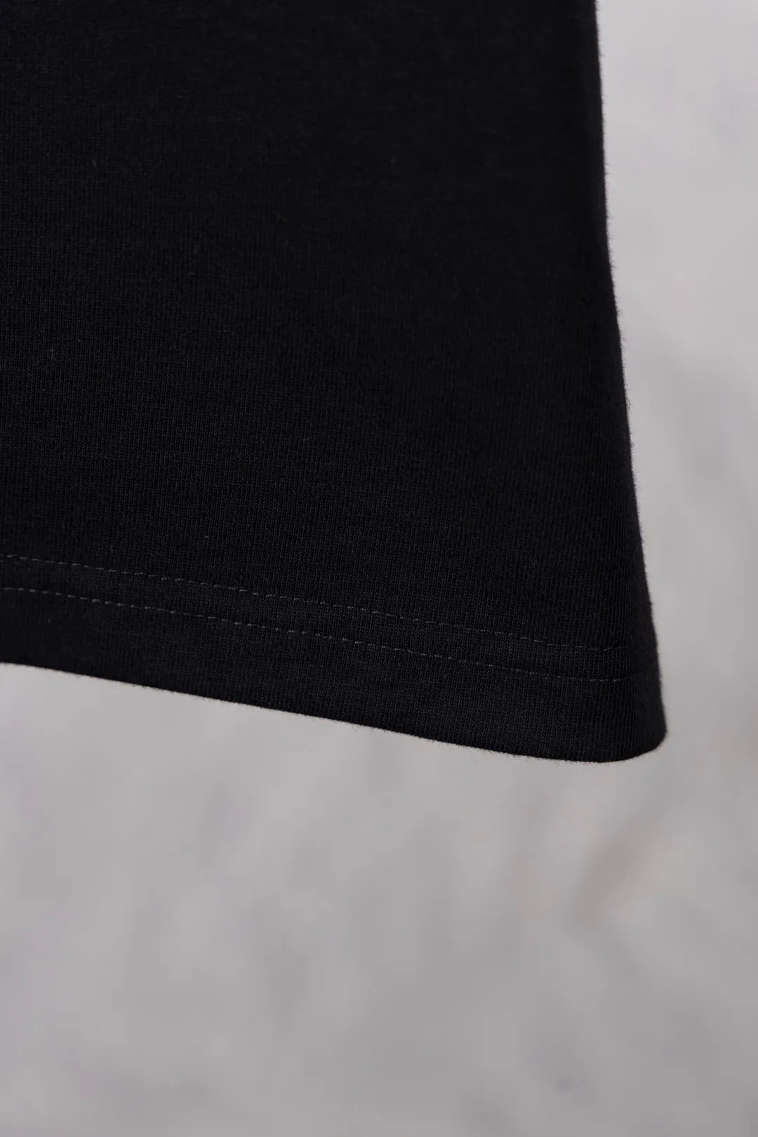 🅿️300 Dior Exclusively supplies the new trendy men’s fashionable round neck short-sleeved shorts suit, trendy and fashionable casual short-sleeved suit! It has high breathability and comfort, impeccable details, and brand element design concept, reflecting high quality. It presents a casual cut and the upper body shape is great! Material: 260g double yarn pure cotton short sleeves + 360g pure cotton terry shorts Size: S-XXL 🔥 (please state your height and weight when placing an order)