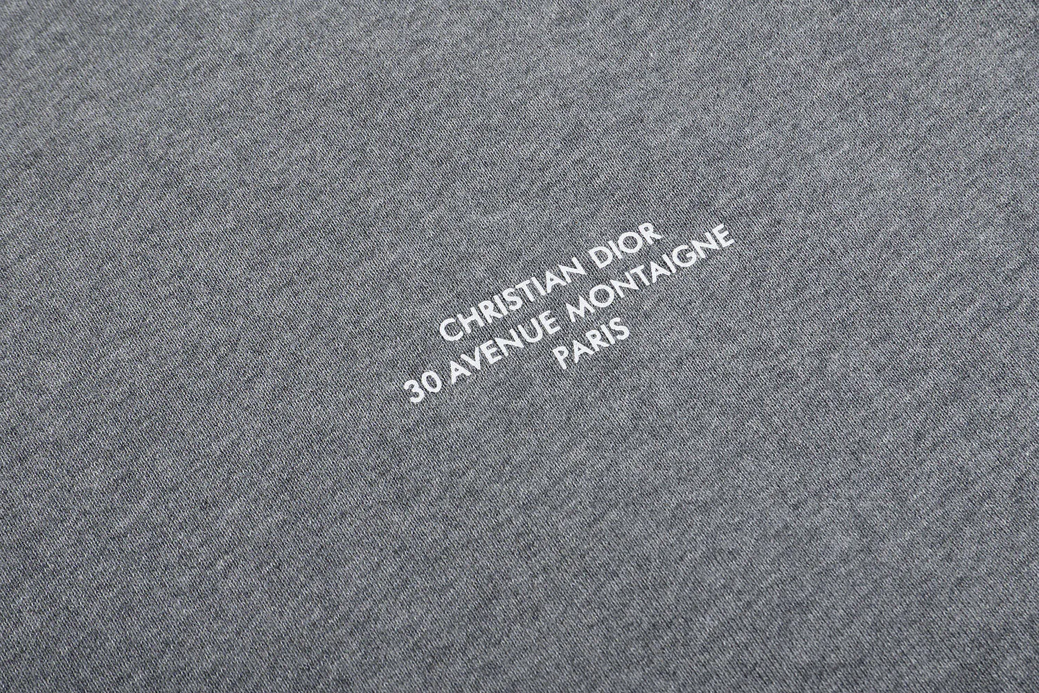 🅿️360 [Exclusive supply] CD small letter slogan printed round neck sweatshirt (grey) The original version was purchased for 6,700 and developed. The fabric is made of 380g combed cotton double-ply terry sweatshirt material. This Montaigne is a new product in the 2025 winter series, highlighting the Dior heritage. Crafted from lightweight black cotton fleece, it features the Dior Montaigne print on the chest. Relaxed cut, can be worn with it to create a sophisticated casual look. Cotton fleece fabric is a knitted fabric made of 100% cotton. Through processes such as brushing and raising, a short layer of fluff is formed on the surface of the fabric. The advantages of this kind of fabric are that it has a soft texture, good breathability, good hygroscopicity, and no static electricity. It also has a certain degree of elasticity and can well maintain the shape of the clothing. In addition, cotton fleece terry fabric also has good thermal insulation properties, which can effectively lock in temperature and keep you warm. Size:S/M/L/XL