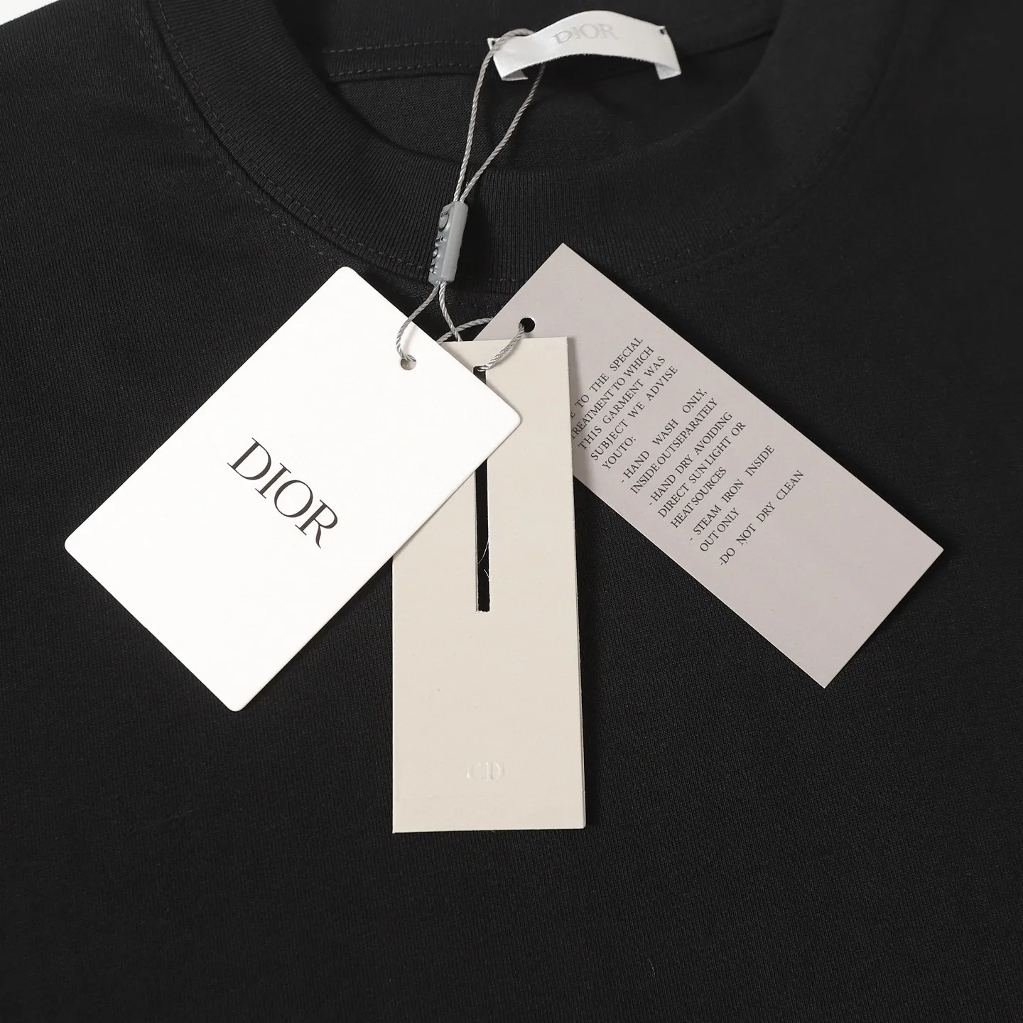 🅿️170 Reflective DIOR Dior CD diamond-shaped reflective letter short-sleeved T-shirt. A very simple and elegant style that is unparalleled in terms of upper body comfort. It interprets your luxury and taste and creates your fashionable charm! Washing method: It is recommended to dry clean or wrap the reverse side of the laundry bag in cold water and quickly machine wash it naturally to dry! Same style for men and women Color: White/Black Size: xs-l
