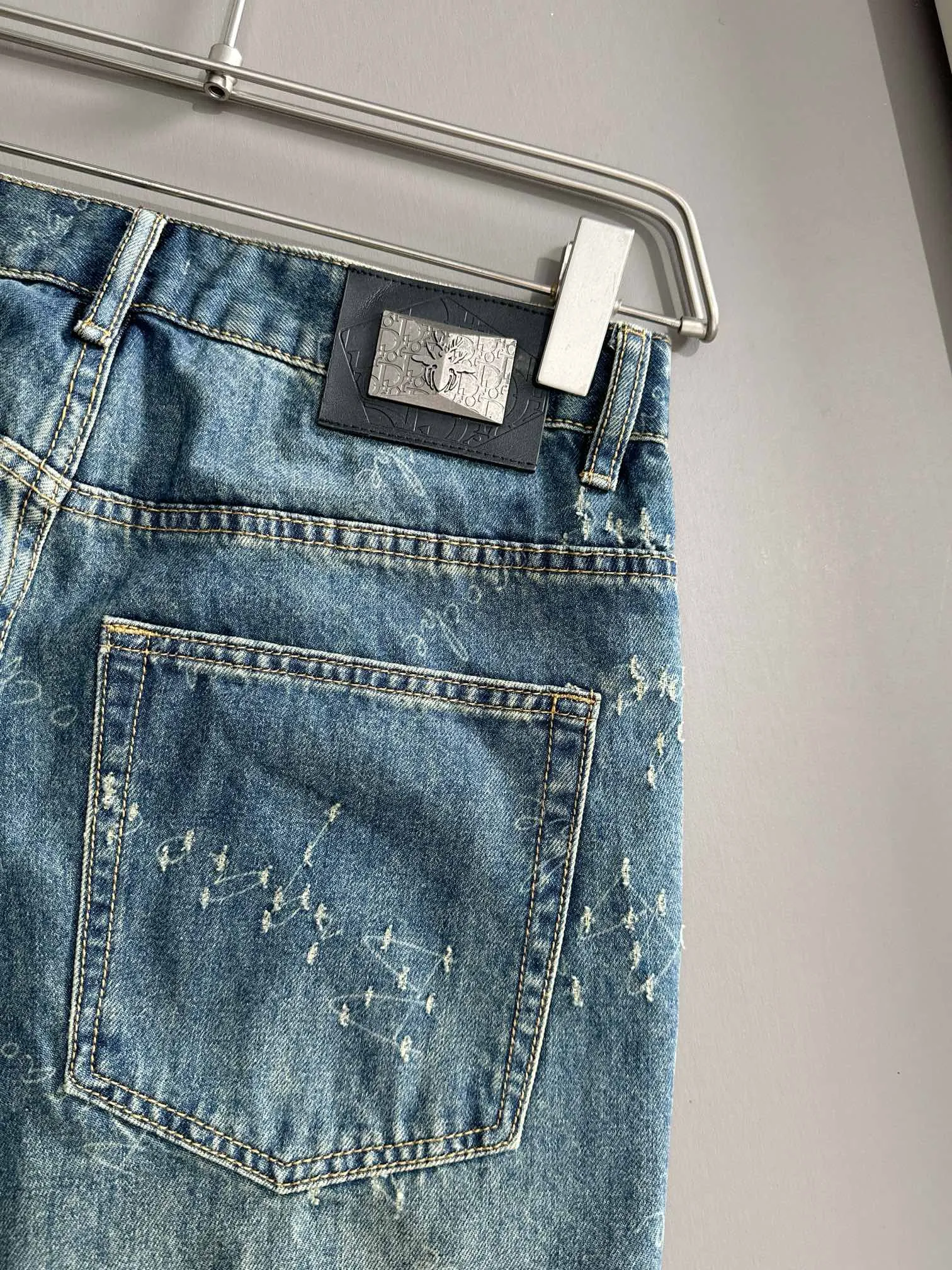 🅿️400 Dior 2025 four-season classic jeans straight trousers, the trend in the trend! Many fashion bloggers control the upper body. The water is woven from imported Japanese Denim plain cotton denim fabric. It has three standards, is soft, delicate, comfortable and breathable. The color has a modern and fashionable vicissitudes. The upper body is versatile and fashionable! Light luxury, a must-have item for daily commuting! Code number: 28-40 (please state your height and weight when placing an order)
