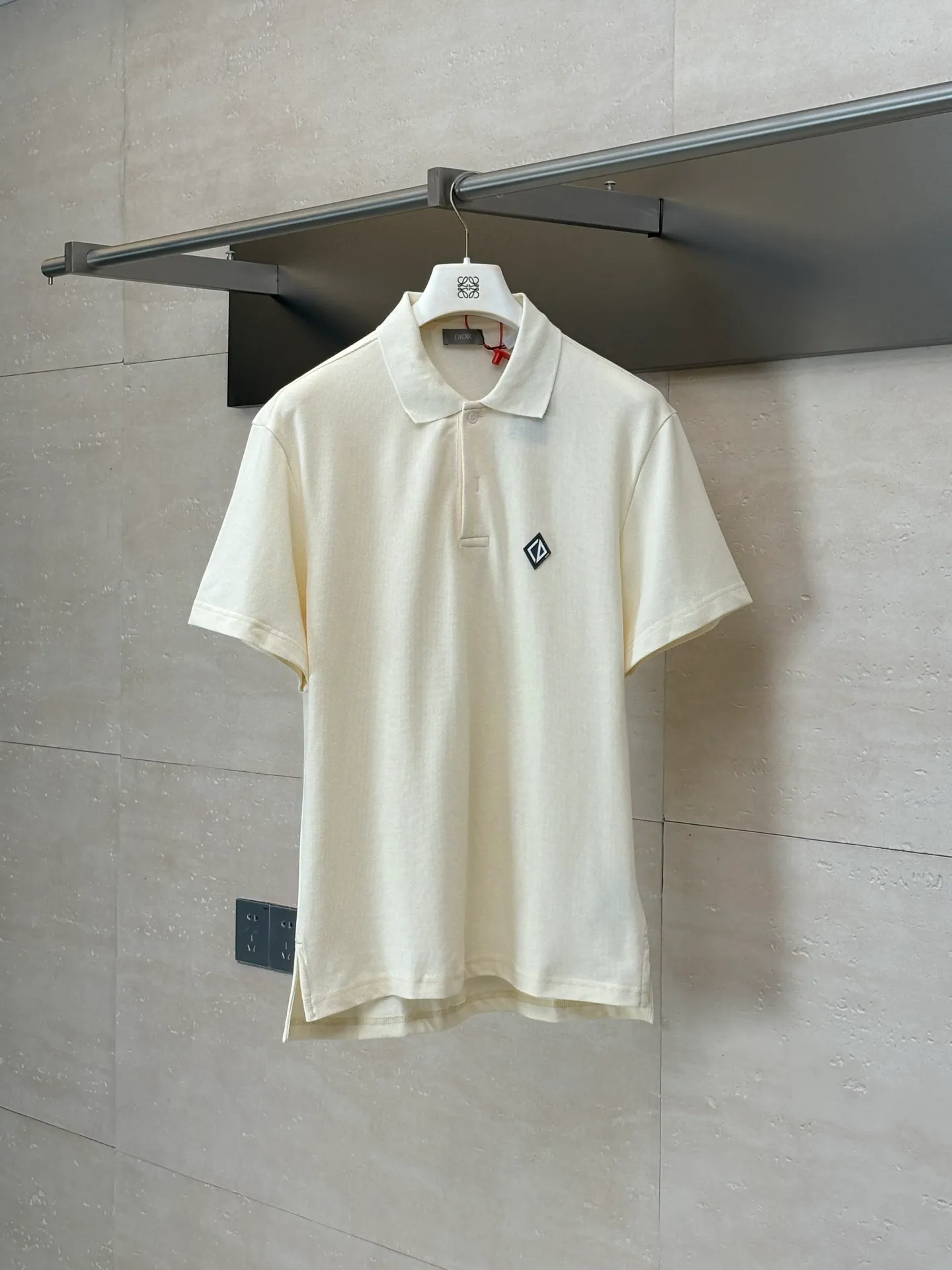 🅿️300 Dio*/Dior 25Ss new Diamond patch lapel short-sleeved polo shirt. Customized pique pure cotton sateen, soft and waxy to the touch, light and smooth. The fabric has been washed and feels better. It is not easy to deform, shrink or fade. It maintains long-term beauty. With its pure color, it demonstrates the perfect fusion of elegance and simplicity. The Diamond rubber patch logo on the chest is vividly used on the clothes. The infrared positioning "patch" of the imported special machine is used. The position is more precise and firm. Size: S/M/L/XL