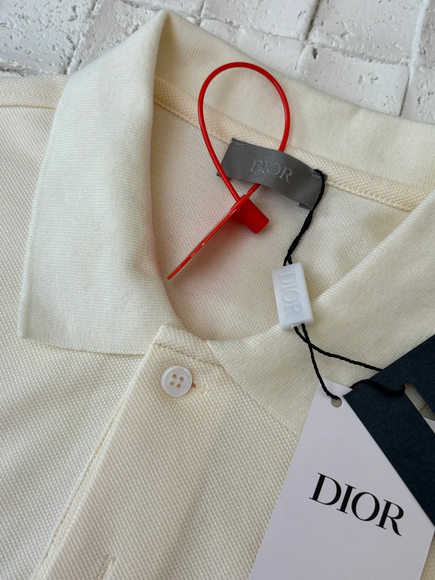 🅿️300 Dio*/Dior 25Ss new Diamond patch lapel short-sleeved polo shirt. Customized pique pure cotton sateen, soft and waxy to the touch, light and smooth. The fabric has been washed and feels better. It is not easy to deform, shrink or fade. It maintains long-term beauty. With its pure color, it demonstrates the perfect fusion of elegance and simplicity. The Diamond rubber patch logo on the chest is vividly used on the clothes. The infrared positioning "patch" of the imported special machine is used. The position is more precise and firm. Size: S/M/L/XL