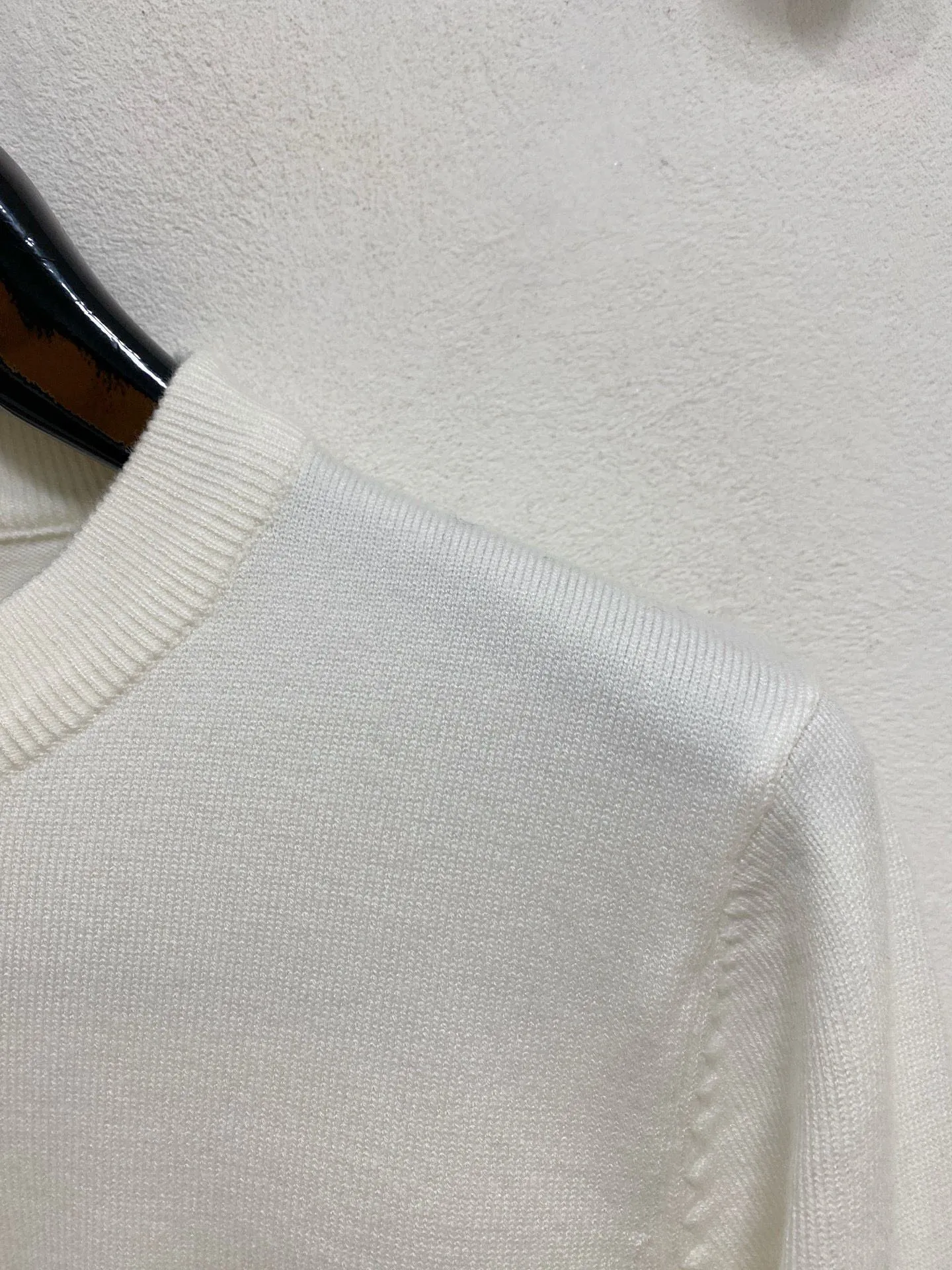 🅿️440 【DIOR】Autumn and winter classic lapel sweater, in full condition! ! ! Wool blended fabric, the latest model in 2025, golden ratio! ! Slim-fitting soft gold, versatile and practical item, the combination and practicality are extremely powerful, simple and elegant, and classy! To create your own style, it is highly recommended to buy it in two colors. The standard slim fit tailoring process is suitable for both young and old men. It is knitted from wool and will not cause any discomfort! While keeping warm, it is stylish, textured and wearable, and the classic logo with contrasting colors on the chest feels in place! ! Recommended for regular customers! ! Size M-3XL (maximum wear: 190 pounds)