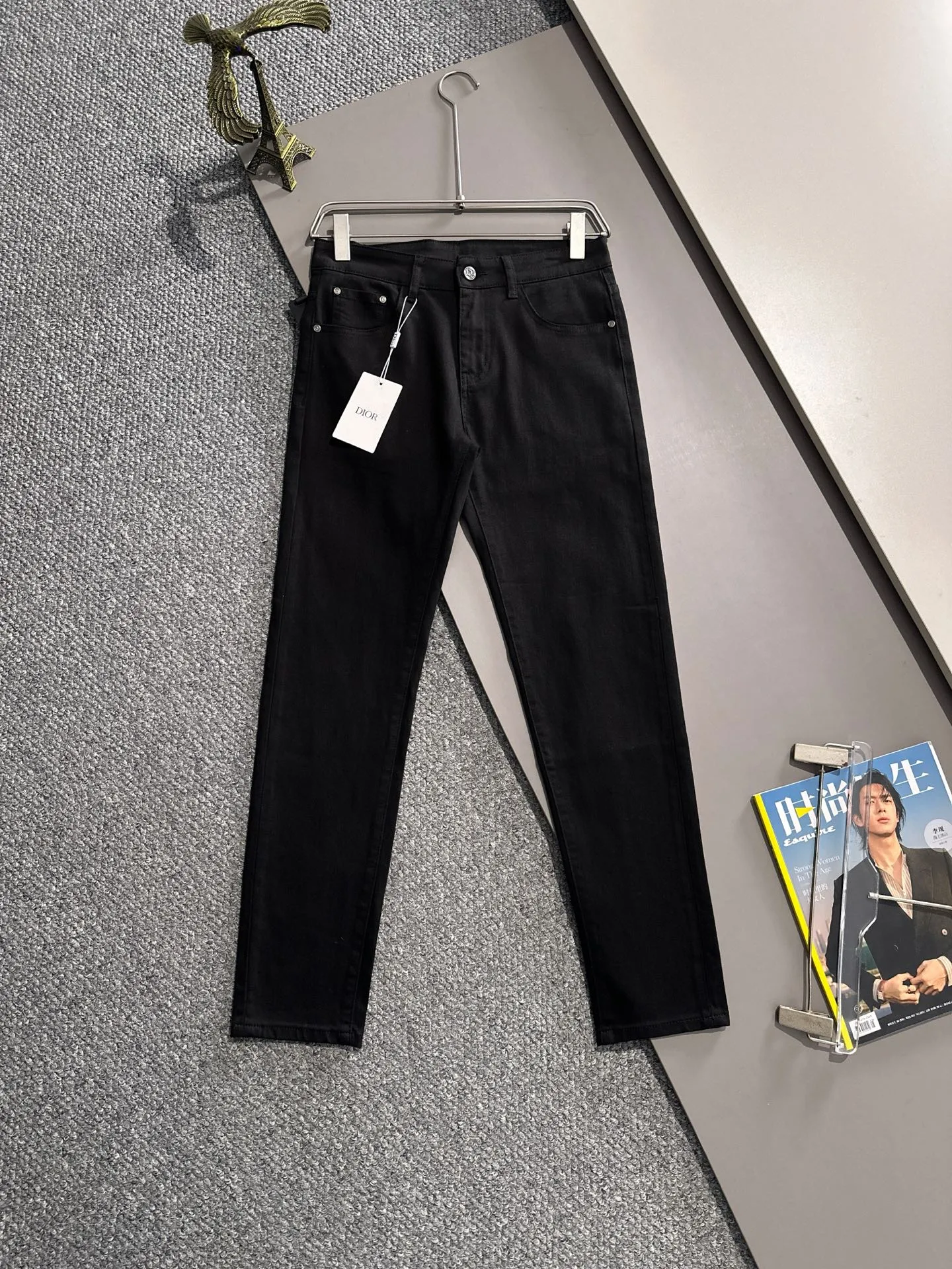 🅿️400 Dior’s new 2025 four-season hot brick pocket slim-fit jeans trousers are woven from imported Japanese Denim plain cotton denim fabric. They are complete with three standards, simple yet elegant, soft, delicate and comfortable, and the upper body is versatile and fashionable! Light luxury, a must-have item for daily commuting! Code number: 28-40 (please state your height and weight when placing an order)