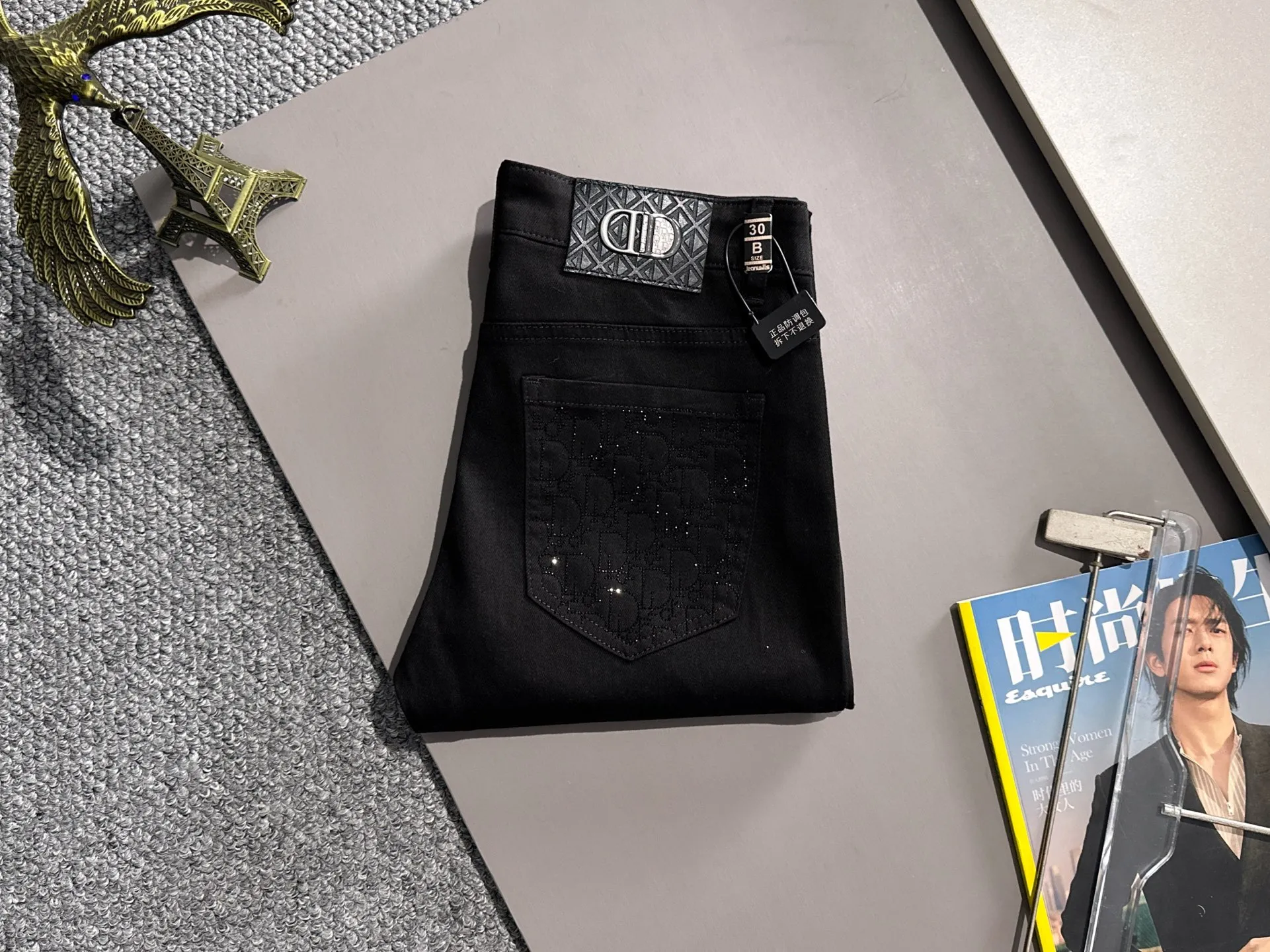 🅿️400 Dior’s new 2025 four-season hot brick pocket slim-fit jeans trousers are woven from imported Japanese Denim plain cotton denim fabric. They are complete with three standards, simple yet elegant, soft, delicate and comfortable, and the upper body is versatile and fashionable! Light luxury, a must-have item for daily commuting! Code number: 28-40 (please state your height and weight when placing an order)