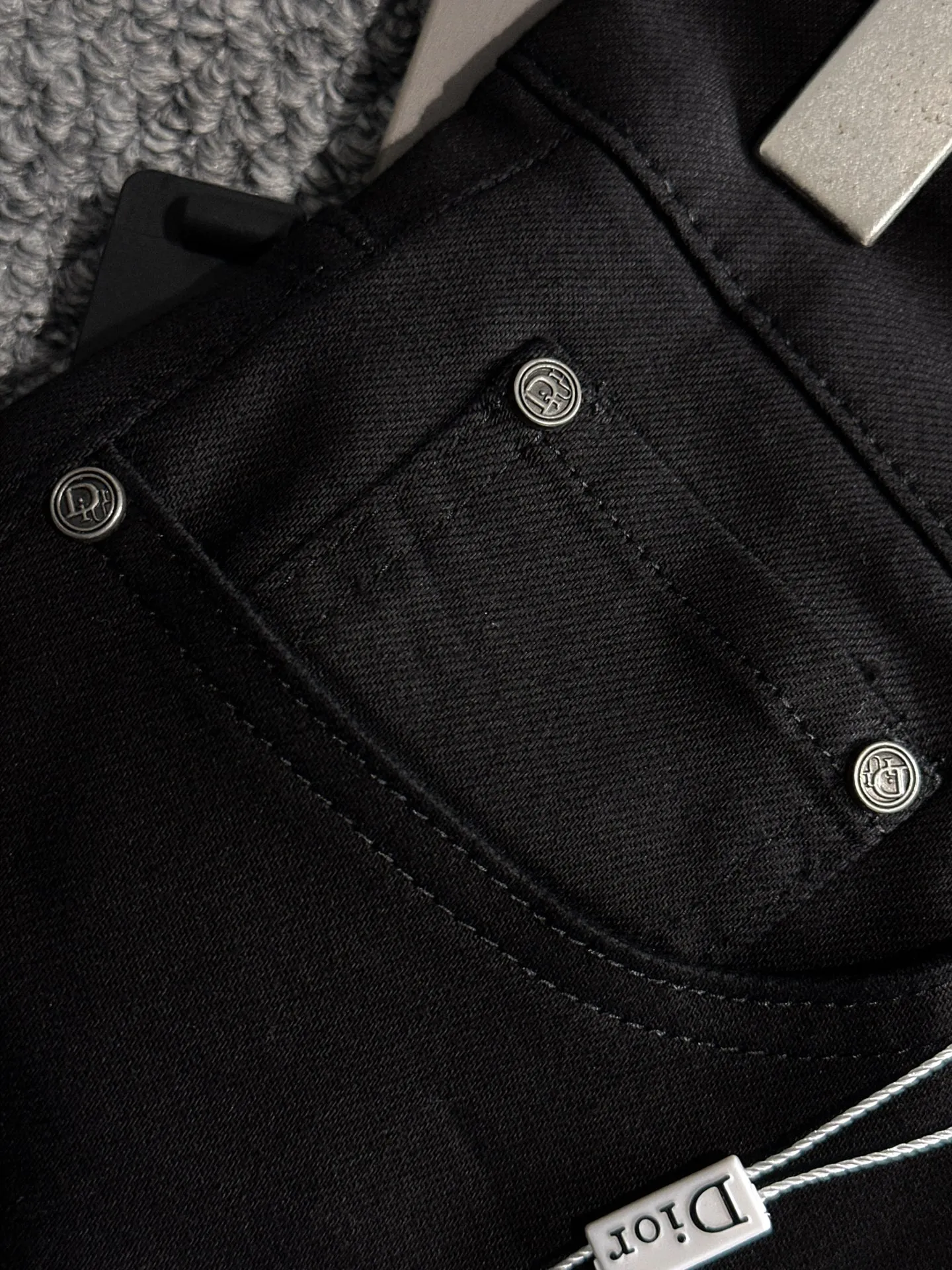 🅿️400 Dior’s new 2025 four-season hot brick pocket slim-fit jeans trousers are woven from imported Japanese Denim plain cotton denim fabric. They are complete with three standards, simple yet elegant, soft, delicate and comfortable, and the upper body is versatile and fashionable! Light luxury, a must-have item for daily commuting! Code number: 28-40 (please state your height and weight when placing an order)