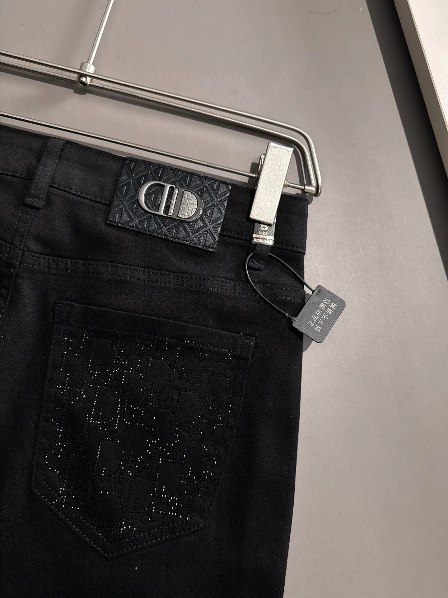 🅿️400 Dior’s new 2025 four-season hot brick pocket slim-fit jeans trousers are woven from imported Japanese Denim plain cotton denim fabric. They are complete with three standards, simple yet elegant, soft, delicate and comfortable, and the upper body is versatile and fashionable! Light luxury, a must-have item for daily commuting! Code number: 28-40 (please state your height and weight when placing an order)