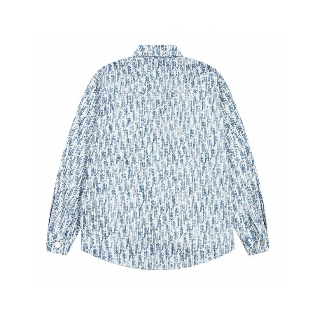 🅿️260 new arrival: Style number: B117 DIOR/Dior𝘾𝙝𝙧𝙞𝙨𝙩𝙞𝙖𝙣 𝘿𝙞𝙤𝙧 CD × Stussy joint classic logo men's and women's casual printed shirt jacket 1⃣️The fabric adopts imported printing machine batch printing process technology, perfect control, different from other versions in the market, very high-quality fabric! Precise and high-quality craftsmanship allows the logo and fabric to be integrated into one! 2⃣️After washing, the upper body is soft and comfortable, extremely delicate, and feels solid, smooth and soft. The fabric has the characteristics of being wrinkle-free and has an invincible feel. The details are perfectly handled! 3⃣️The workmanship details are perfectly controlled, all are hemmed with vest technology, and the inside of the sleeves are also used. Different from the four-needle and five-thread workmanship, the collar is also designed with interlining, which shows high-end fashion and personality. The style is fashionable, simple and elegant, and it is a very versatile jacket! 4⃣️Hang tag accessories are all customized from the original version! Same style for men and women Color: washed light blue Size: S, M, L, XL