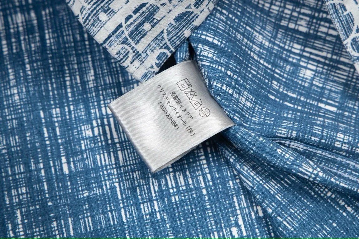 🅿️260 new arrival: Style number: B117 DIOR/Dior𝘾𝙝𝙧𝙞𝙨𝙩𝙞𝙖𝙣 𝘿𝙞𝙤𝙧 CD × Stussy joint classic logo men's and women's casual printed shirt jacket 1⃣️The fabric adopts imported printing machine batch printing process technology, perfect control, different from other versions in the market, very high-quality fabric! Precise and high-quality craftsmanship allows the logo and fabric to be integrated into one! 2⃣️After washing, the upper body is soft and comfortable, extremely delicate, and feels solid, smooth and soft. The fabric has the characteristics of being wrinkle-free and has an invincible feel. The details are perfectly handled! 3⃣️The workmanship details are perfectly controlled, all are hemmed with vest technology, and the inside of the sleeves are also used. Different from the four-needle and five-thread workmanship, the collar is also designed with interlining, which shows high-end fashion and personality. The style is fashionable, simple and elegant, and it is a very versatile jacket! 4⃣️Hang tag accessories are all customized from the original version! Same style for men and women Color: washed light blue Size: S, M, L, XL