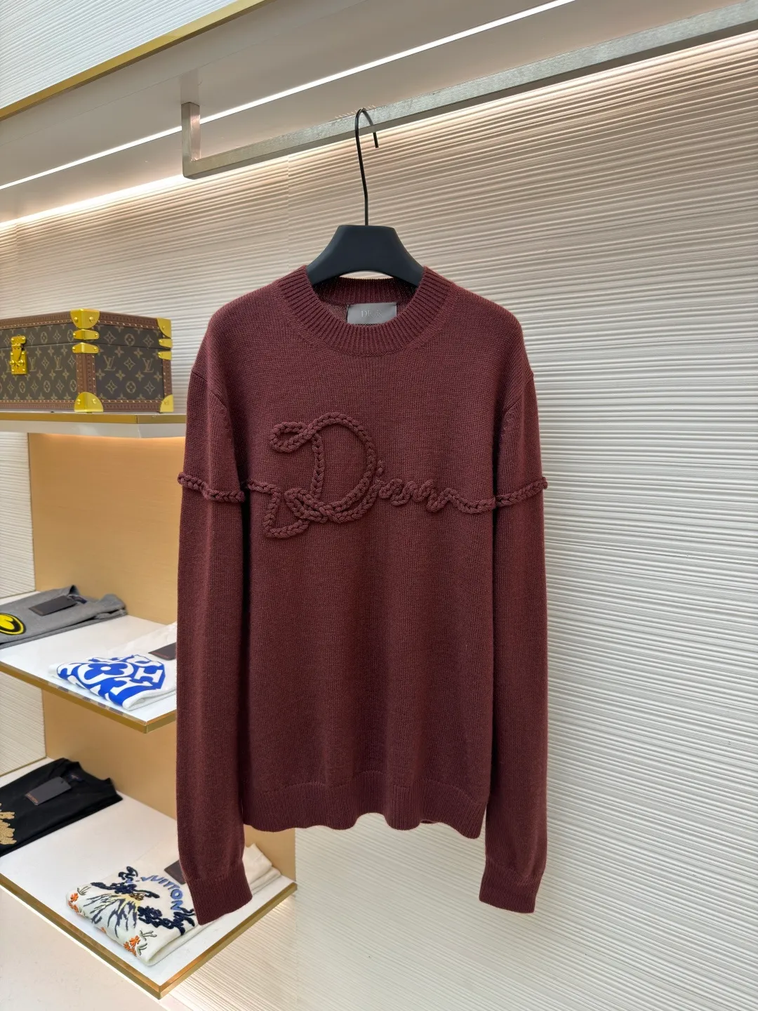 Dior Ribbon knitted sweater ●Original version: Purchased and developed for 16,000 ●Item No.: 1682159-A85 ●Fabric: Wool blended fabric ●Technology: Lonely threaded embossed twisting technique ●Color: Burgundy ●Version: Fitted version ●Weight: about 515 grams ●Size: S-M-L-XL ●Description: Custom-woven cloud velvet sheep wool, soft and waxy touch, comfortable and close to the skin, with deep burgundy as the base color Like aged wine, it becomes more and more flavorful with age. Taking Dior Ribbon as the starting point of inspiration, the brand words are transformed into a three-dimensional knot pattern to interpret the eternal vitality of Dior-style elegance. Wrapped around the surface of the fabric like a ribbon, a low-key luxury statement, the ultimate expression of elegance. The design has transcended the clothing itself and has become an effortless aesthetic attitude. There is no need to deliberately create a self-made style, solitary threads are used to create embossed twists. An embossed texture is formed by crossing yarns. Elastic gauze ribbons are embedded on one side of the fabric. During the threading process, the gauze tape is always located on the back of the stitching, giving the fabric a three-dimensional feel. The garments are washed with softening and deodorizing technology. Professional washing equipment and specific detergents are used to deeply clean and deodorize the clothes to improve the feel and appearance of the clothes. The overall wiring is straight and delicate, the fabric is comfortable and soft, and the color is consistent without color difference. It can be matched with the same style to create a fashionable look and control various occasions. Customized accessories, complete with three standards, same style for men and women!
