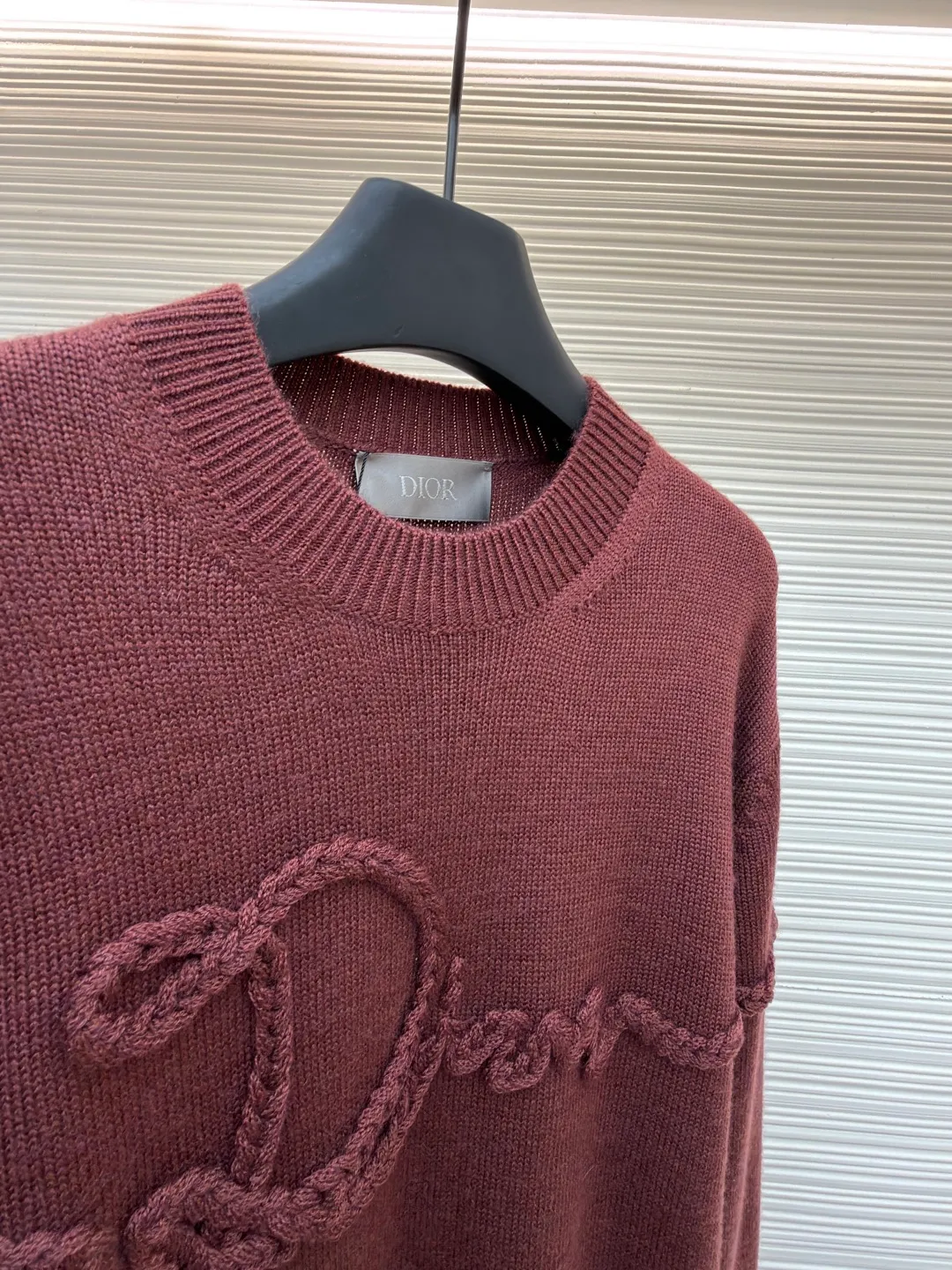 Dior Ribbon knitted sweater ●Original version: Purchased and developed for 16,000 ●Item No.: 1682159-A85 ●Fabric: Wool blended fabric ●Technology: Lonely threaded embossed twisting technique ●Color: Burgundy ●Version: Fitted version ●Weight: about 515 grams ●Size: S-M-L-XL ●Description: Custom-woven cloud velvet sheep wool, soft and waxy touch, comfortable and close to the skin, with deep burgundy as the base color Like aged wine, it becomes more and more flavorful with age. Taking Dior Ribbon as the starting point of inspiration, the brand words are transformed into a three-dimensional knot pattern to interpret the eternal vitality of Dior-style elegance. Wrapped around the surface of the fabric like a ribbon, a low-key luxury statement, the ultimate expression of elegance. The design has transcended the clothing itself and has become an effortless aesthetic attitude. There is no need to deliberately create a self-made style, solitary threads are used to create embossed twists. An embossed texture is formed by crossing yarns. Elastic gauze ribbons are embedded on one side of the fabric. During the threading process, the gauze tape is always located on the back of the stitching, giving the fabric a three-dimensional feel. The garments are washed with softening and deodorizing technology. Professional washing equipment and specific detergents are used to deeply clean and deodorize the clothes to improve the feel and appearance of the clothes. The overall wiring is straight and delicate, the fabric is comfortable and soft, and the color is consistent without color difference. It can be matched with the same style to create a fashionable look and control various occasions. Customized accessories, complete with three standards, same style for men and women!