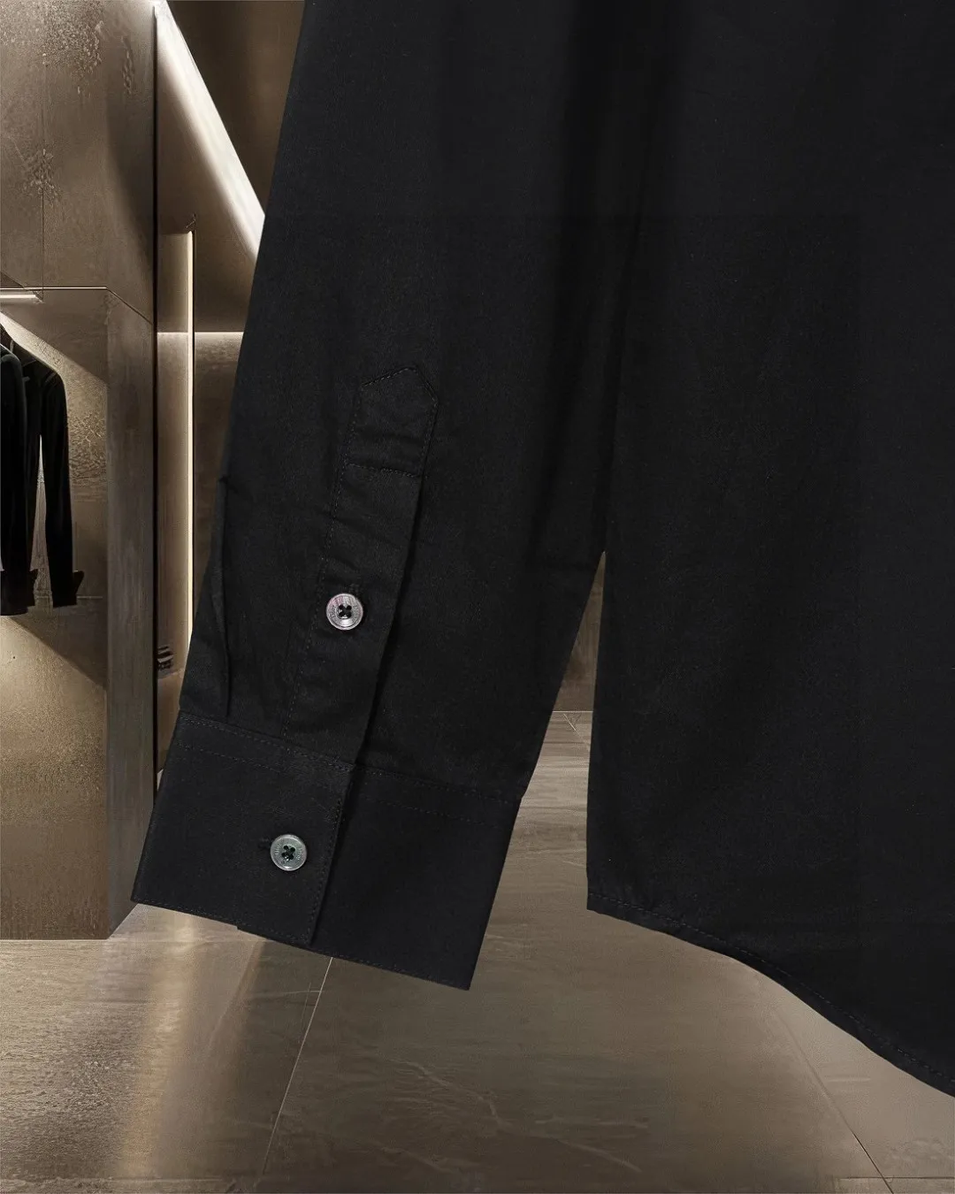 🅿️296 DIOR 🔥The most popular style is coming. Pocket 1947 letter logo embroidered long-sleeved shirt. 2025ss official website new long-sleeved shirt. Beautifully embroidered logo. High-end version. Customized fabrics at the counter. Highly breathable and comfortable. Seiko production. Impeccable detail processing. ✅Customized logo engraved buttons with three complete labels. Brand element design concept reflects high quality. It feels delicate and soft! It presents a casual cut and the upper body shape is great! 🐍Size: M-XXL