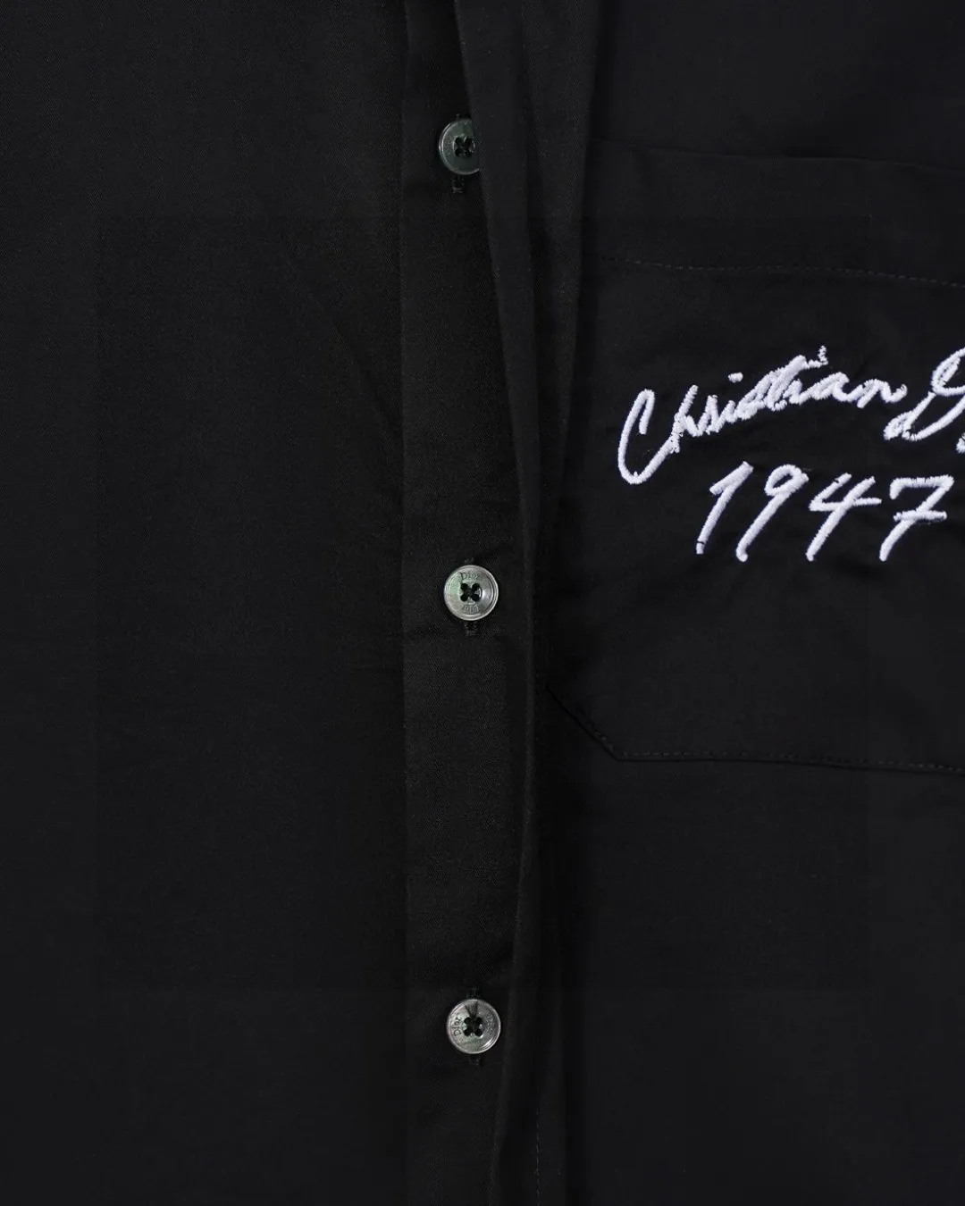 🅿️296 DIOR 🔥The most popular style is coming. Pocket 1947 letter logo embroidered long-sleeved shirt. 2025ss official website new long-sleeved shirt. Beautifully embroidered logo. High-end version. Customized fabrics at the counter. Highly breathable and comfortable. Seiko production. Impeccable detail processing. ✅Customized logo engraved buttons with three complete labels. Brand element design concept reflects high quality. It feels delicate and soft! It presents a casual cut and the upper body shape is great! 🐍Size: M-XXL