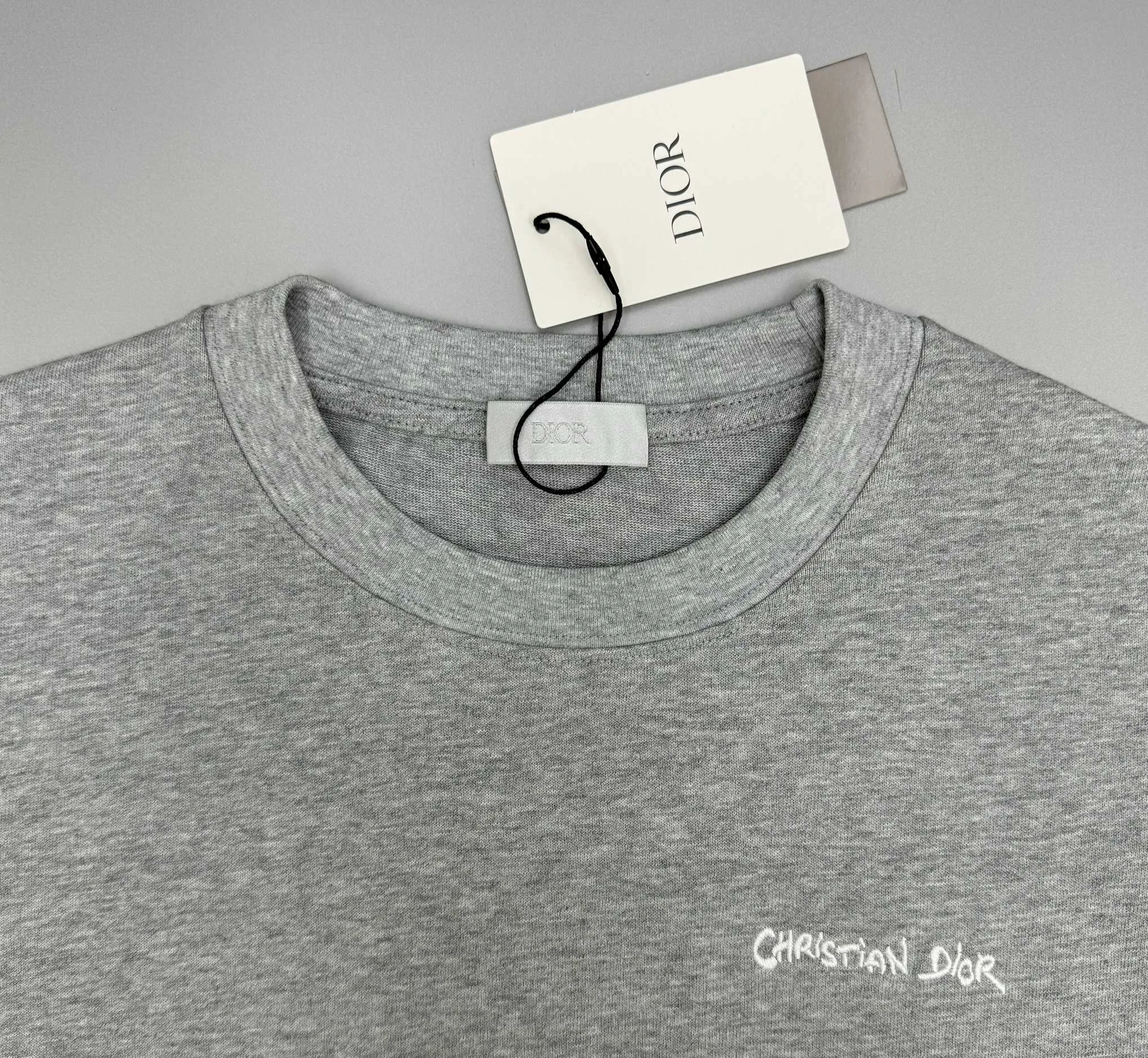 🅿️210 (top version, differentiated currency) will not be taken off the shelves all year round, sell with confidence Style: Dior/DIO.R short-sleeved T-shirt Fabric: 300g heavy double yarn 100% cotton Rib: 320g heavy Sorona 1*1 trendy brand Craftsmanship: imported machine embroidered logo Color: white black floral gray Size: XS S M L No gender distinction, the same style for men and women