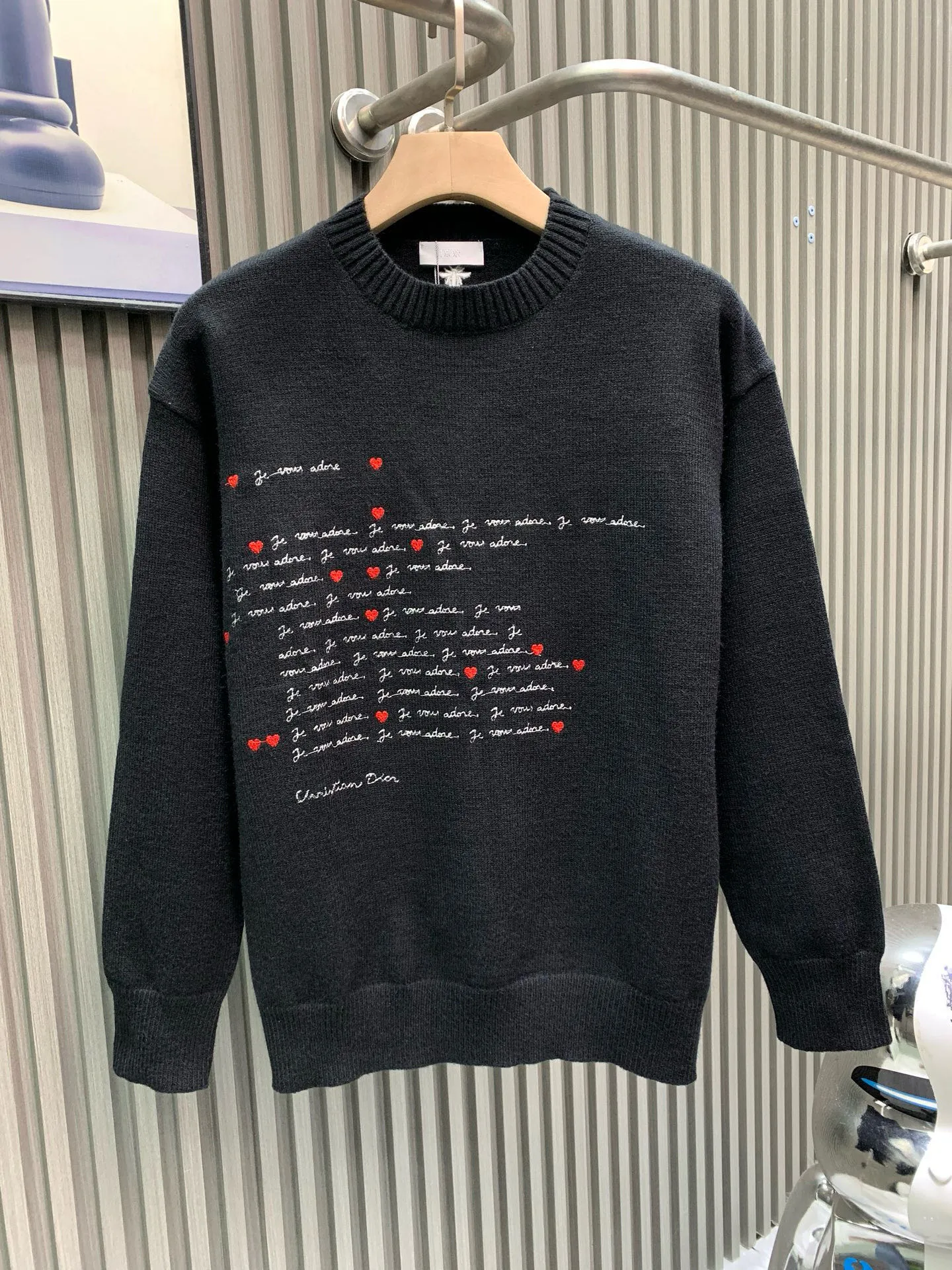 🅿️380 🀄️ DIRO Dior Dio*25 new early autumn knitted round neck pullover yb1:1 development, counter 18,000 yuan per piece, this kind of high-end feeling is really rare. Complete with hang tag + main label + washable label, it feels excellent, delicate and soft. The font design of the poem embroidery on the chest is also very artistic. It is ⚠️ double layer superimposed embroidery When embroidering on elastic, it is necessary to ensure that the two patterns are all in the same position. It is difficult to have a three-dimensional effect. Moreover, it is all hand-sewn stitch by stitch. It is really a very delicate one. The bee CD embroidery on the back is made of hot melt embroidery. The front and back sides are exactly the same. The embroidery is full and meticulous‼ ️Slim-fitting three-dimensional tailoring. It can be worn alone. It is very suitable for layering. It is thin and warm and looks great when worn together.