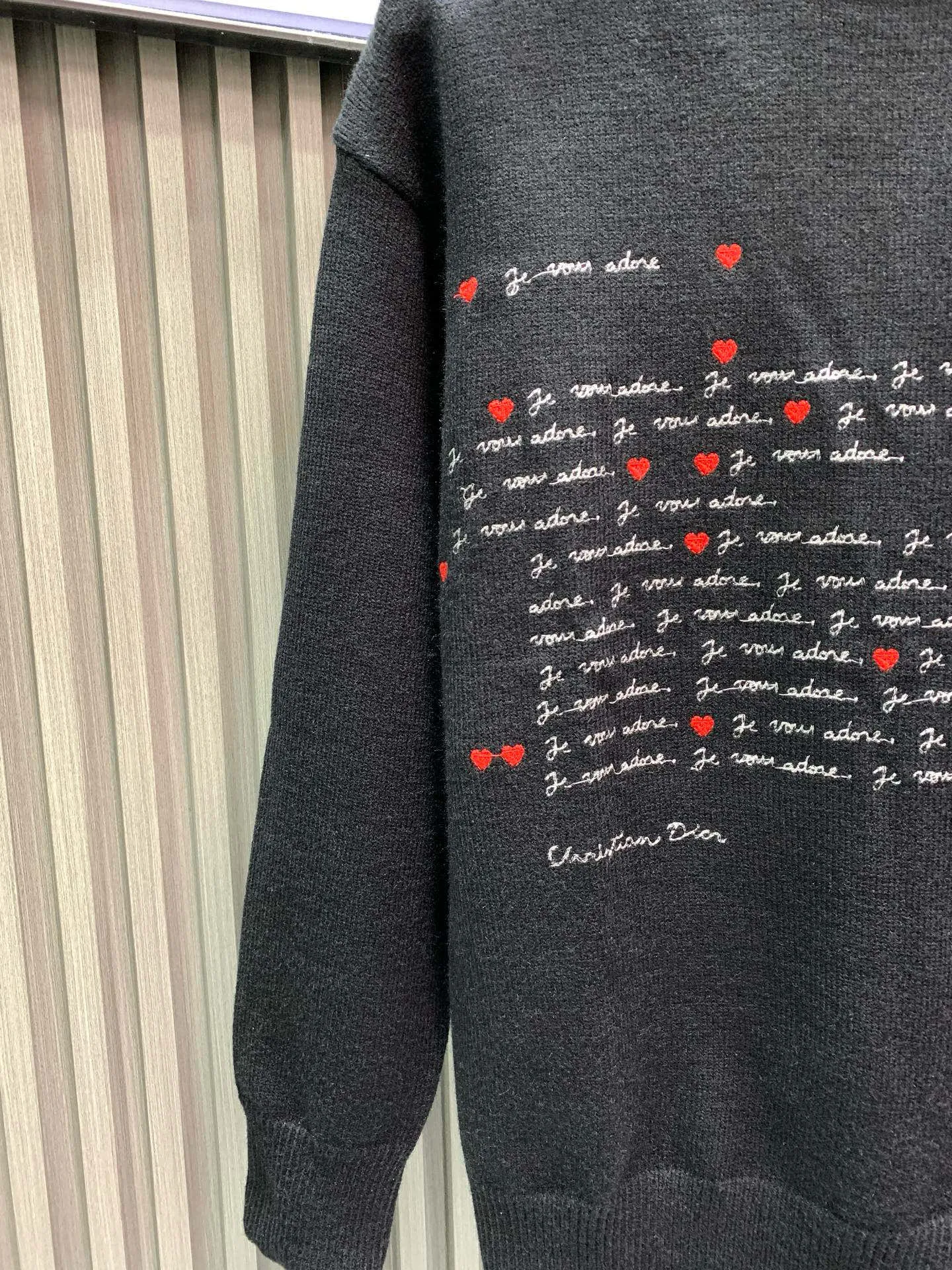 🅿️380 🀄️ DIRO Dior Dio*25 new early autumn knitted round neck pullover yb1:1 development, counter 18,000 yuan per piece, this kind of high-end feeling is really rare. Complete with hang tag + main label + washable label, it feels excellent, delicate and soft. The font design of the poem embroidery on the chest is also very artistic. It is ⚠️ double layer superimposed embroidery When embroidering on elastic, it is necessary to ensure that the two patterns are all in the same position. It is difficult to have a three-dimensional effect. Moreover, it is all hand-sewn stitch by stitch. It is really a very delicate one. The bee CD embroidery on the back is made of hot melt embroidery. The front and back sides are exactly the same. The embroidery is full and meticulous‼ ️Slim-fitting three-dimensional tailoring. It can be worn alone. It is very suitable for layering. It is thin and warm and looks great when worn together.