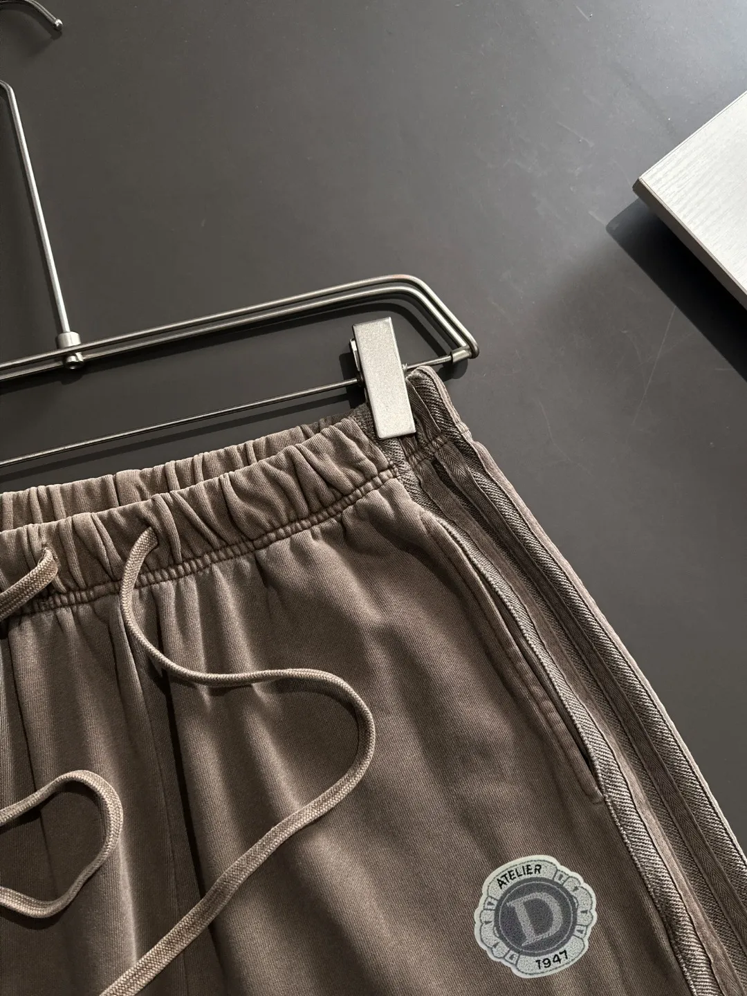 🅿️330 shipped next day, high-end goods DIOR/Dior 2025 spring and summer new elastic band casual solid color loose shorts, two needle stitches at the hem, fine and firm stitching, custom-made fabrics at the counter, high breathability and comfort, impeccable details, brand element design concept, reflecting high quality. It feels delicate and soft! It presents a casual cut and the upper body shape is great! Size: S-XXL