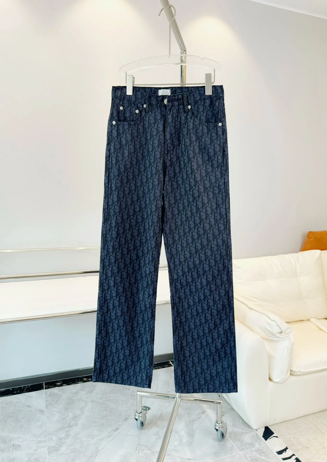 🅿️256 🔥High-end quality Item number: D23 Style: Dior/Dior 2024SS spring new old flower all-print jacquard jeans straight trousers Light luxury essential item for men and women's daily commuting wear Dior's latest top material super soft high cotton washed denim fabric! The washing cost of each piece is as much as three times that of conventional craftsmanship. The touch is extremely delicate. Once you get the actual item, you really can’t put it down. It has a full sense of high-end! The real counters use materials worth more than a thousand yuan, giving you an unparalleled sense of luxury!  Details after details! The latest first launch model! The whole body has a simple and elegant design, and the back pockets of the pants are made of high-quality craftsmanship. The belt is extremely exquisite! Real materials inside, just for the ultimate touch, without sacrificing high cost!  World premiere new product! Hot-selling items at the counter, the ultimate luxury! Whether it is for personal wear or as a gift, it is a king-level choice! No pressure to manage any large business occasions and high-end private clubs! Highly recommended to buy!    Color: Picture color Size: S-XL (28/30/32/34)