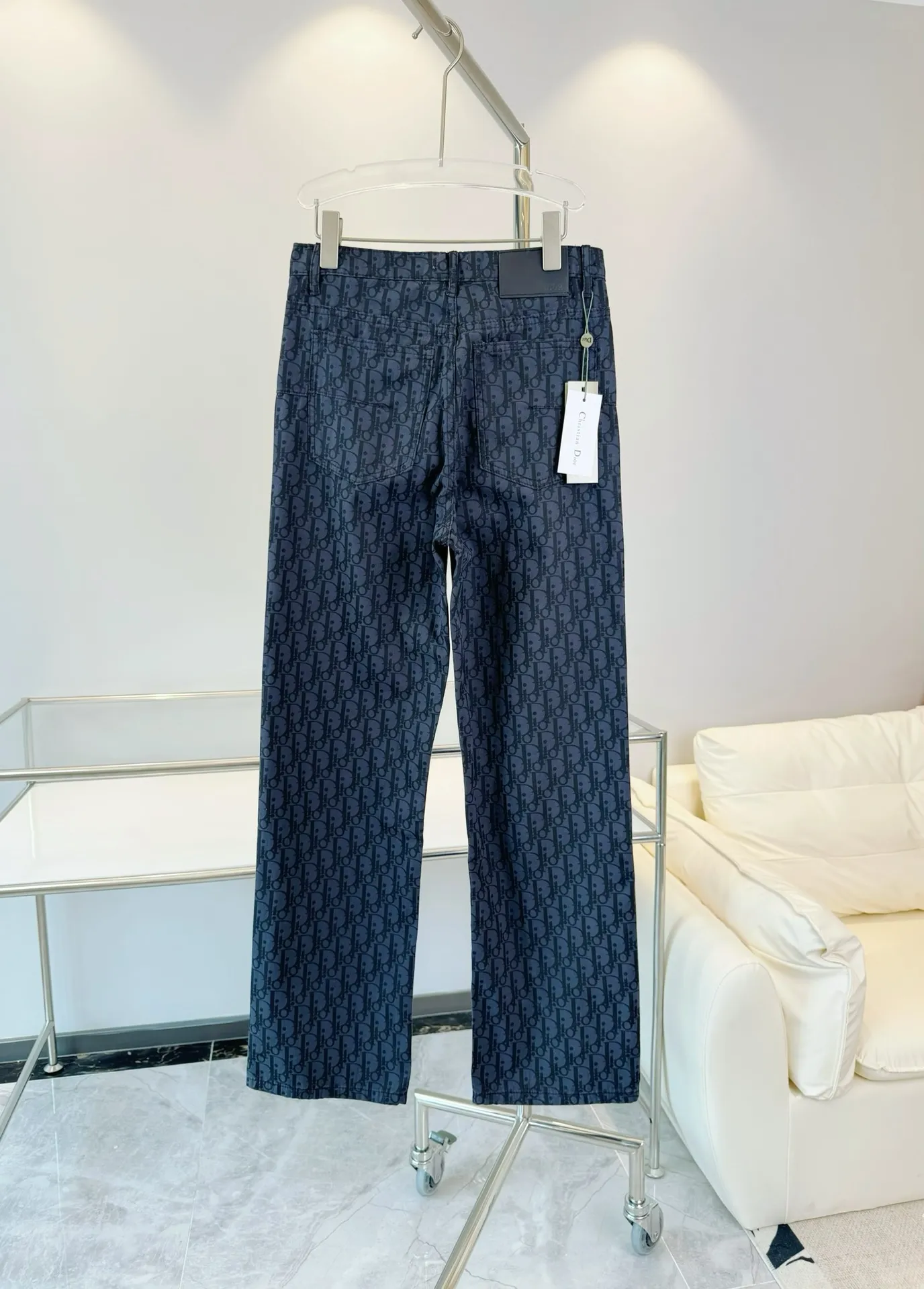 🅿️256 🔥High-end quality Item number: D23 Style: Dior/Dior 2024SS spring new old flower all-print jacquard jeans straight trousers Light luxury essential item for men and women's daily commuting wear Dior's latest top material super soft high cotton washed denim fabric! The washing cost of each piece is as much as three times that of conventional craftsmanship. The touch is extremely delicate. Once you get the actual item, you really can’t put it down. It has a full sense of high-end! The real counters use materials worth more than a thousand yuan, giving you an unparalleled sense of luxury!  Details after details! The latest first launch model! The whole body has a simple and elegant design, and the back pockets of the pants are made of high-quality craftsmanship. The belt is extremely exquisite! Real materials inside, just for the ultimate touch, without sacrificing high cost!  World premiere new product! Hot-selling items at the counter, the ultimate luxury! Whether it is for personal wear or as a gift, it is a king-level choice! No pressure to manage any large business occasions and high-end private clubs! Highly recommended to buy!    Color: Picture color Size: S-XL (28/30/32/34)
