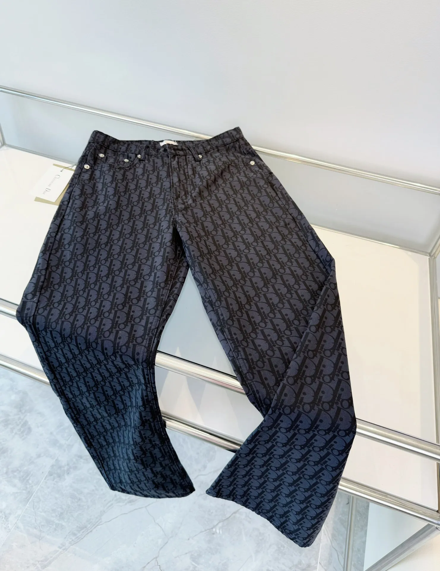 🅿️256 🔥High-end quality Item number: D23 Style: Dior/Dior 2024SS spring new old flower all-print jacquard jeans straight trousers Light luxury essential item for men and women's daily commuting wear Dior's latest top material super soft high cotton washed denim fabric! The washing cost of each piece is as much as three times that of conventional craftsmanship. The touch is extremely delicate. Once you get the actual item, you really can’t put it down. It has a full sense of high-end! The real counters use materials worth more than a thousand yuan, giving you an unparalleled sense of luxury!  Details after details! The latest first launch model! The whole body has a simple and elegant design, and the back pockets of the pants are made of high-quality craftsmanship. The belt is extremely exquisite! Real materials inside, just for the ultimate touch, without sacrificing high cost!  World premiere new product! Hot-selling items at the counter, the ultimate luxury! Whether it is for personal wear or as a gift, it is a king-level choice! No pressure to manage any large business occasions and high-end private clubs! Highly recommended to buy!    Color: Picture color Size: S-XL (28/30/32/34)