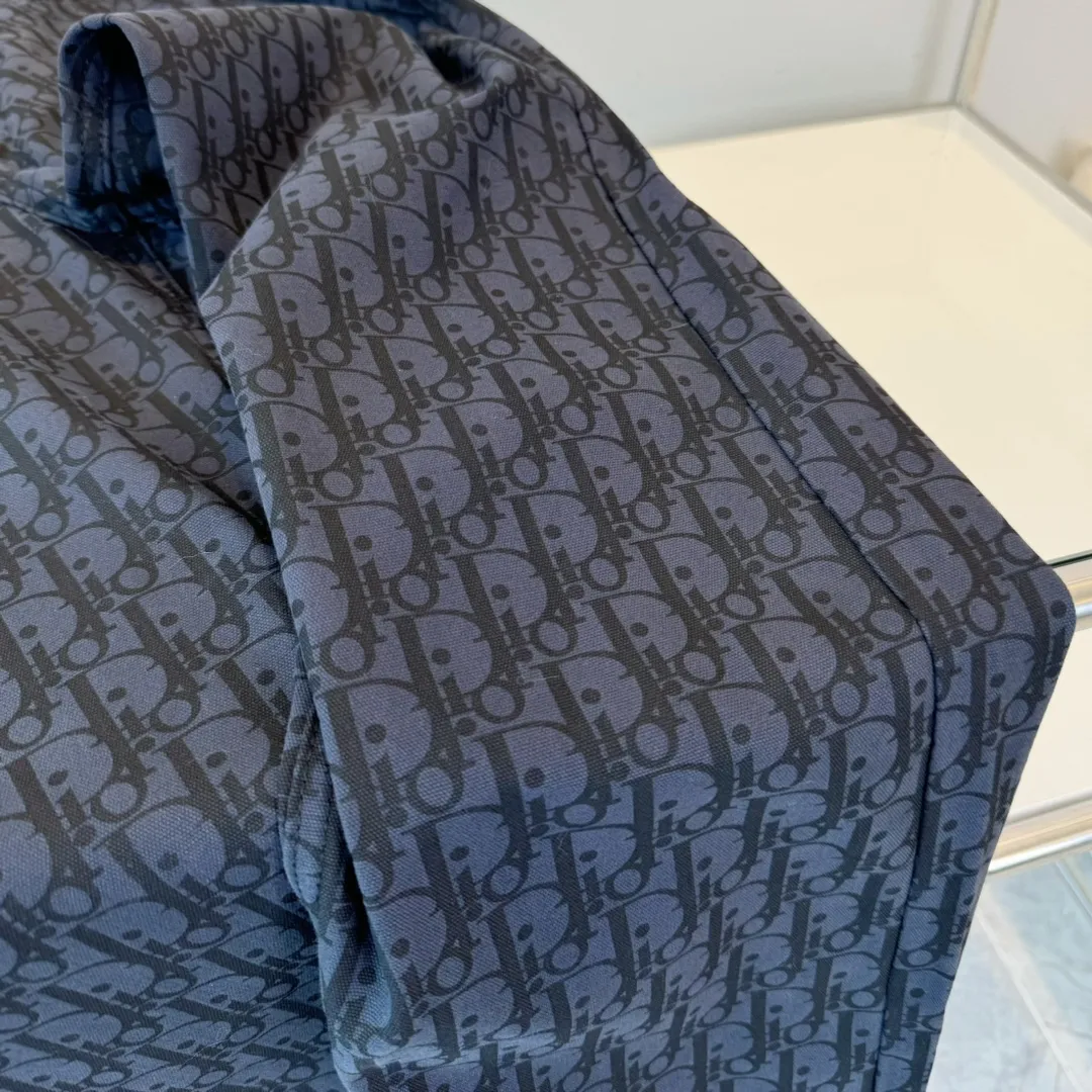 🅿️256 🔥High-end quality Item number: D23 Style: Dior/Dior 2024SS spring new old flower all-print jacquard jeans straight trousers Light luxury essential item for men and women's daily commuting wear Dior's latest top material super soft high cotton washed denim fabric! The washing cost of each piece is as much as three times that of conventional craftsmanship. The touch is extremely delicate. Once you get the actual item, you really can’t put it down. It has a full sense of high-end! The real counters use materials worth more than a thousand yuan, giving you an unparalleled sense of luxury!  Details after details! The latest first launch model! The whole body has a simple and elegant design, and the back pockets of the pants are made of high-quality craftsmanship. The belt is extremely exquisite! Real materials inside, just for the ultimate touch, without sacrificing high cost!  World premiere new product! Hot-selling items at the counter, the ultimate luxury! Whether it is for personal wear or as a gift, it is a king-level choice! No pressure to manage any large business occasions and high-end private clubs! Highly recommended to buy!    Color: Picture color Size: S-XL (28/30/32/34)