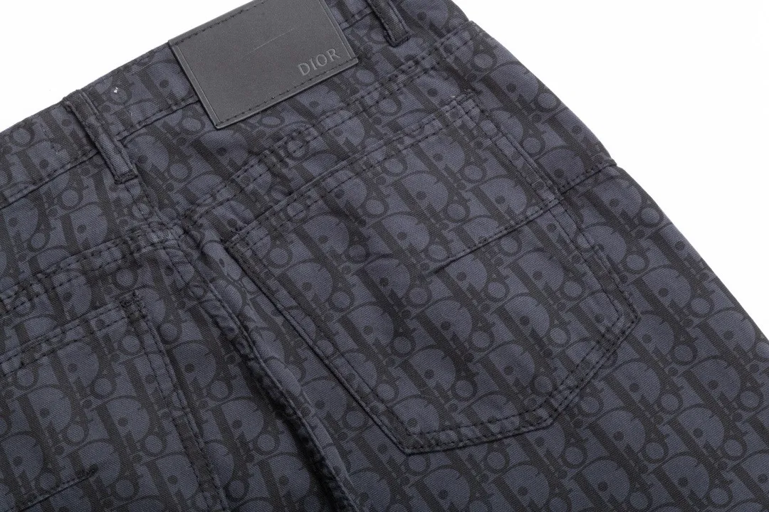 🅿️256 🔥High-end quality Item number: D23 Style: Dior/Dior 2024SS spring new old flower all-print jacquard jeans straight trousers Light luxury essential item for men and women's daily commuting wear Dior's latest top material super soft high cotton washed denim fabric! The washing cost of each piece is as much as three times that of conventional craftsmanship. The touch is extremely delicate. Once you get the actual item, you really can’t put it down. It has a full sense of high-end! The real counters use materials worth more than a thousand yuan, giving you an unparalleled sense of luxury!  Details after details! The latest first launch model! The whole body has a simple and elegant design, and the back pockets of the pants are made of high-quality craftsmanship. The belt is extremely exquisite! Real materials inside, just for the ultimate touch, without sacrificing high cost!  World premiere new product! Hot-selling items at the counter, the ultimate luxury! Whether it is for personal wear or as a gift, it is a king-level choice! No pressure to manage any large business occasions and high-end private clubs! Highly recommended to buy!    Color: Picture color Size: S-XL (28/30/32/34)