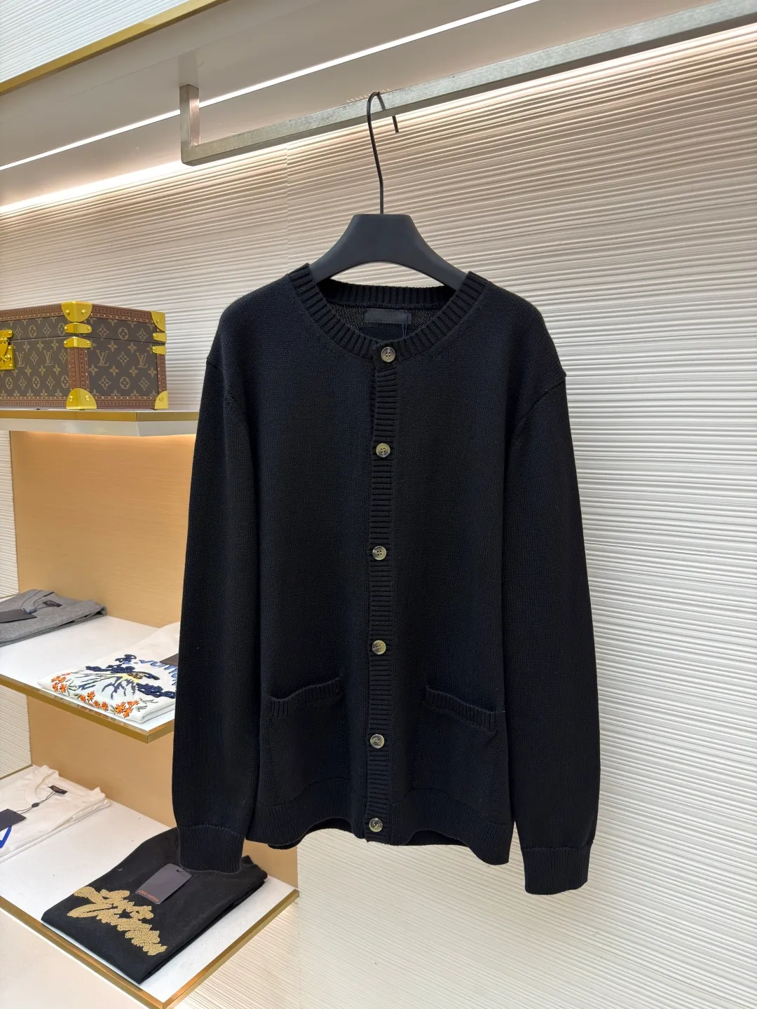 Prada round neck single-breasted cashmere cardigan ●Original version: Purchased and developed for 31500 ●Item number: 1681576-A85 ●Fabric: wool blended fabric ●Technology: knitted ●Color: black ●Version: Fitted version ●Weight: about 750 grams ●Size: S-M-L-XL ●Description: This knitted cardigan is made of high-quality wool blended fabric, with a soft and delicate feel and excellent warmth retention properties. The body features a classic round neck design for a comfortable fit. The front placket is closed with a single-breasted button, making it easy to put on and take off and look neat. There are symmetrical pockets on both sides, which are practical and enhance the overall look. The knitted texture is clear and even, demonstrating exquisite craftsmanship. Ready-made garments undergo strict quality inspection to ensure that each piece meets high standards. Whether worn with a shirt or a T-shirt, this cardigan can show its unique fashion taste and texture. The overall wiring is straight and delicate, the fabric is comfortable and soft, and the color is consistent without color difference. It can be matched with the same style to create a fashionable look and control various occasions. Customized accessories, complete with three standards, same style for men and women!