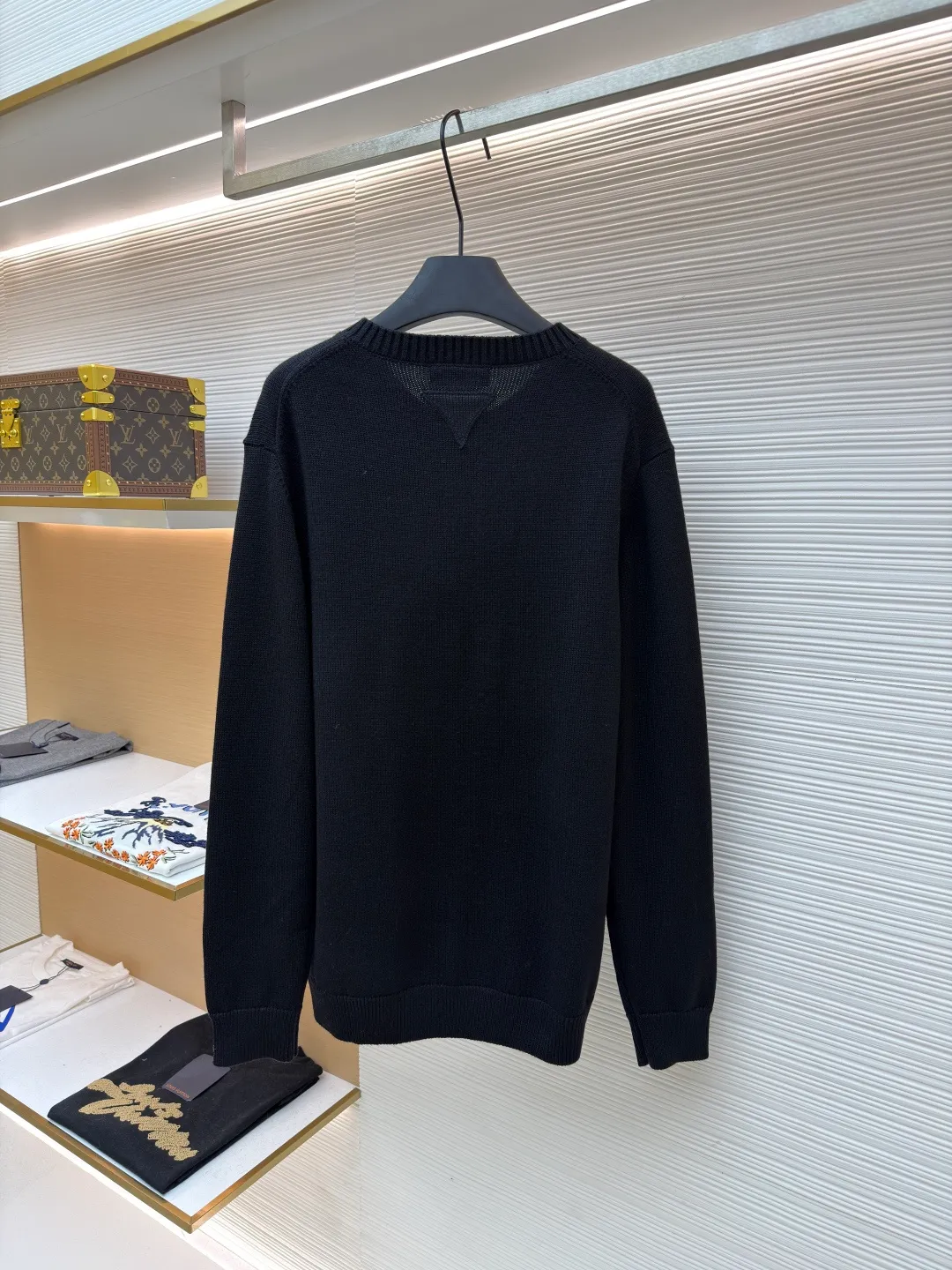 Prada round neck single-breasted cashmere cardigan ●Original version: Purchased and developed for 31500 ●Item number: 1681576-A85 ●Fabric: wool blended fabric ●Technology: knitted ●Color: black ●Version: Fitted version ●Weight: about 750 grams ●Size: S-M-L-XL ●Description: This knitted cardigan is made of high-quality wool blended fabric, with a soft and delicate feel and excellent warmth retention properties. The body features a classic round neck design for a comfortable fit. The front placket is closed with a single-breasted button, making it easy to put on and take off and look neat. There are symmetrical pockets on both sides, which are practical and enhance the overall look. The knitted texture is clear and even, demonstrating exquisite craftsmanship. Ready-made garments undergo strict quality inspection to ensure that each piece meets high standards. Whether worn with a shirt or a T-shirt, this cardigan can show its unique fashion taste and texture. The overall wiring is straight and delicate, the fabric is comfortable and soft, and the color is consistent without color difference. It can be matched with the same style to create a fashionable look and control various occasions. Customized accessories, complete with three standards, same style for men and women!
