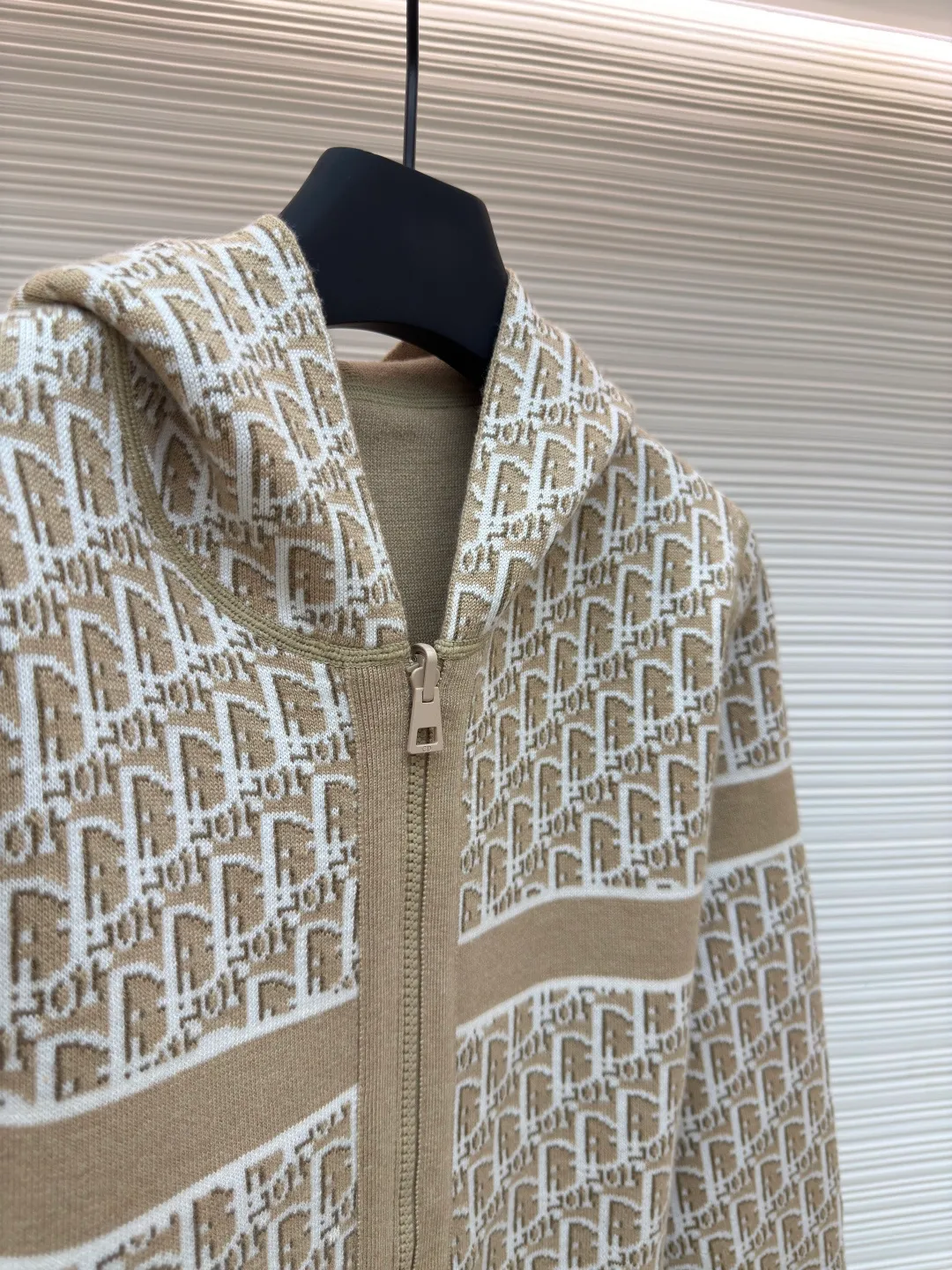 DIOR double-sided cashmere zipper jacket ●Item number: 1680430-B50 ●Fabric: Cashmere fabric ●Technology: Knitting ●Version: Fitted version ●Weight: about 920 grams ●Size: S-M-L-XL-XXL ●Description: Made of high-weight cashmere, warm, soft and comfortable! Reversible knit sweater with navy blue on one side and signature Oblique print on the other for a classic reversible look. The double-sided zipper with custom molding can be matched at will and the classic is reproduced. The overall wiring is straight and delicate, the fabric is comfortable and soft, and the color is consistent without color difference. It can be matched with the same style to create a fashionable look and control various occasions. Customized accessories, complete with three standards, same style for men and women!