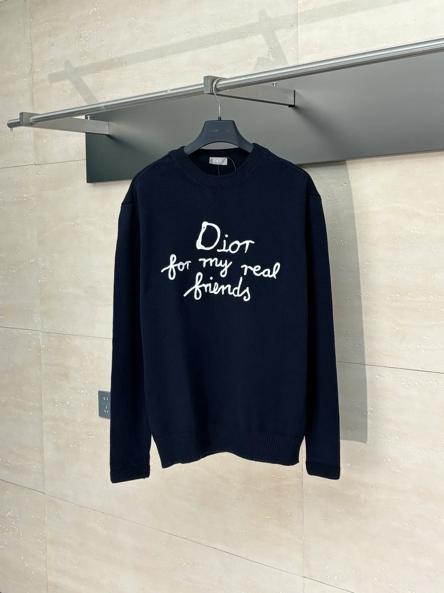 🅿️460 Dio*/Dior 25Fw new friend embroidered knitted sweater. The original version was purchased and developed for 13,500. The fabric is made of 16-count single yarn fabric. This fabric is woven from blended cotton yarn. When paired with a 7-needle machine, the effect is more three-dimensional. The embroidery uses 3D three-dimensional cotton thread embroidery. The embroidery technology is high-density and the number of stitches is sufficient to prevent linting, and the upper body effect is more high-end. This sweater displays the Dior For My Real Friends logo from the DIOR AND HYLTON NEL collaboration. Crafted from blue cotton-blend jersey, it has a regular fit with ribbed details and embroidery on the chest for added style.  Size：S/M/L