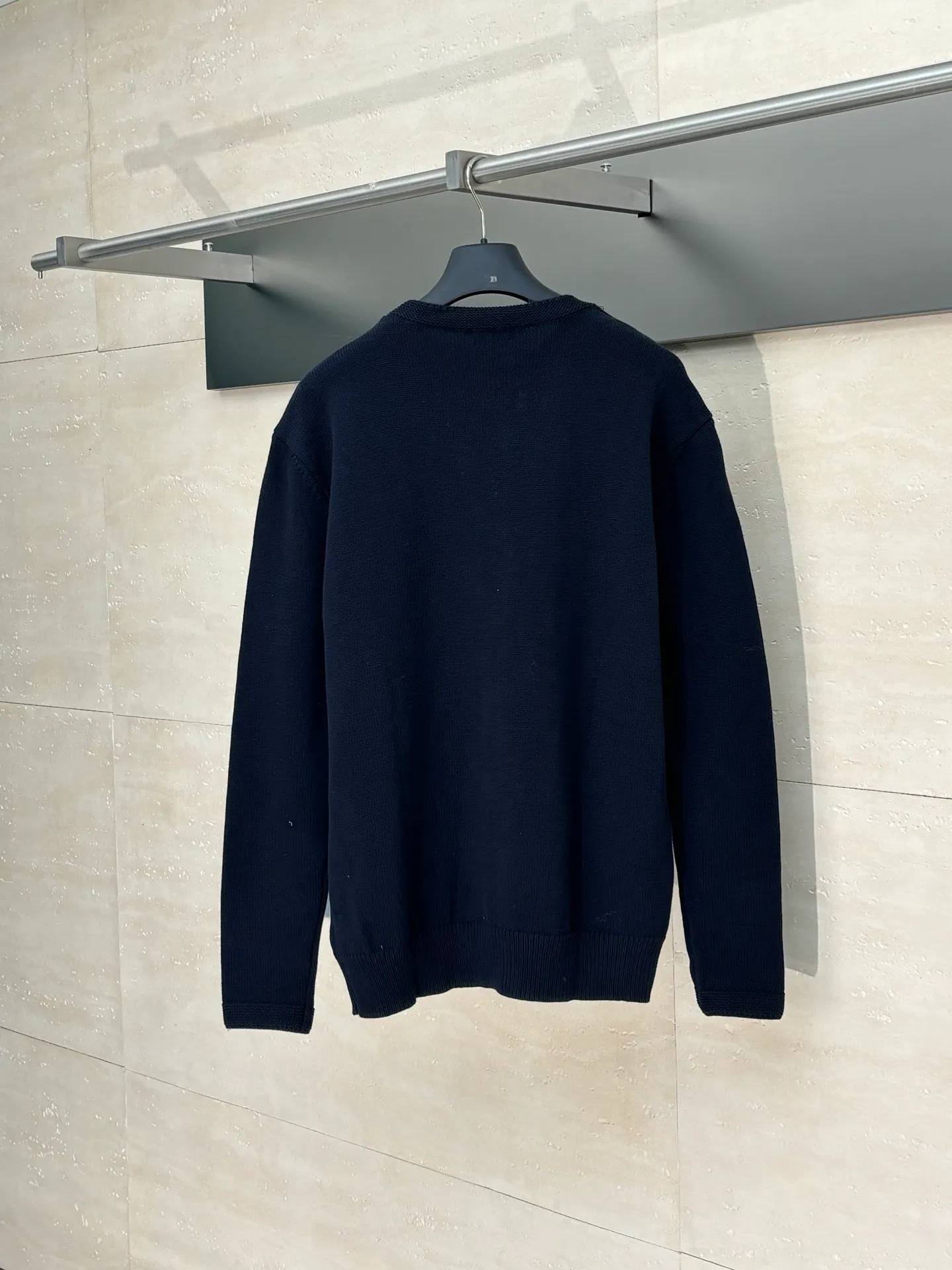 🅿️460 Dio*/Dior 25Fw new friend embroidered knitted sweater. The original version was purchased and developed for 13,500. The fabric is made of 16-count single yarn fabric. This fabric is woven from blended cotton yarn. When paired with a 7-needle machine, the effect is more three-dimensional. The embroidery uses 3D three-dimensional cotton thread embroidery. The embroidery technology is high-density and the number of stitches is sufficient to prevent linting, and the upper body effect is more high-end. This sweater displays the Dior For My Real Friends logo from the DIOR AND HYLTON NEL collaboration. Crafted from blue cotton-blend jersey, it has a regular fit with ribbed details and embroidery on the chest for added style.  Size：S/M/L